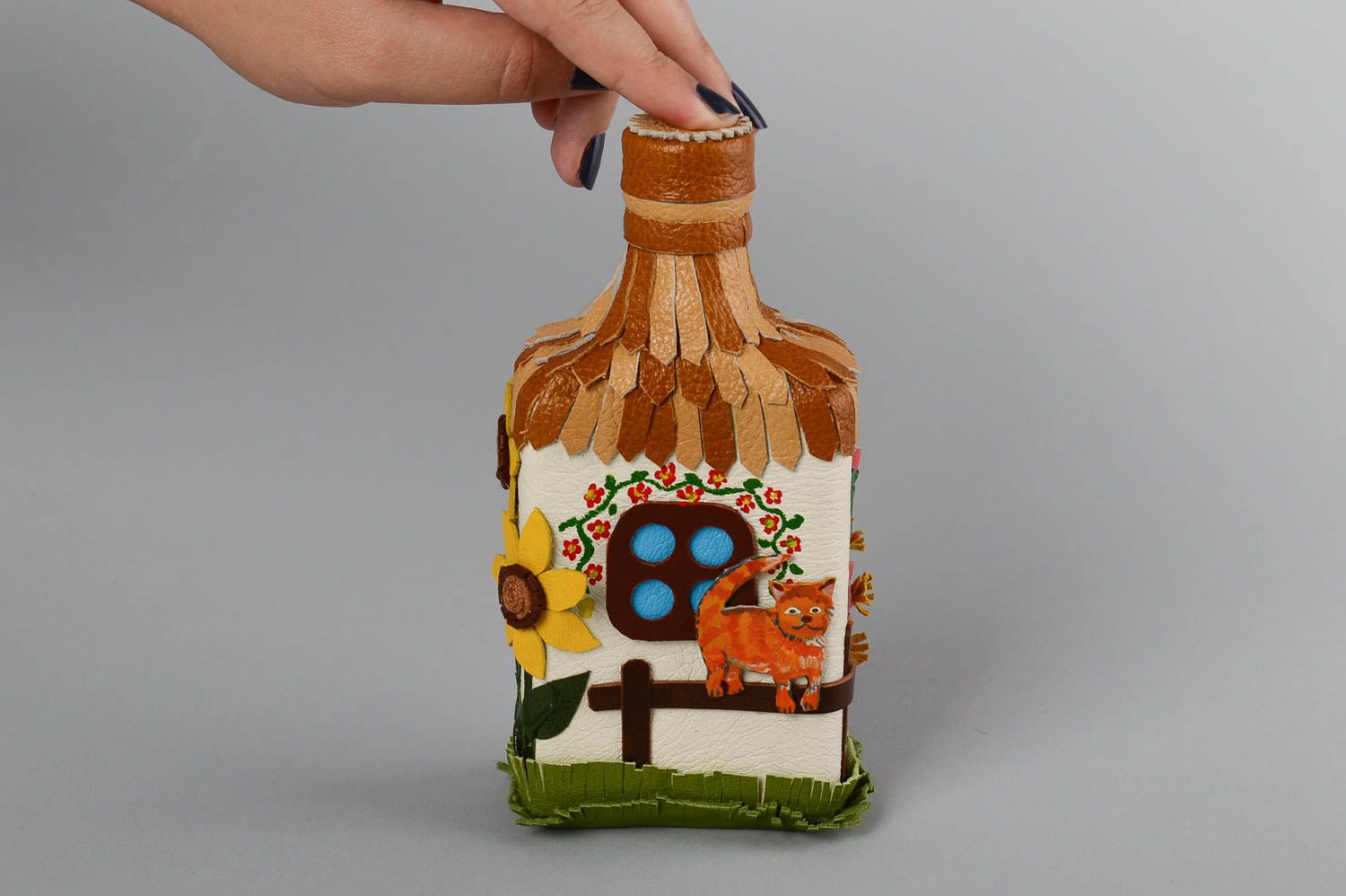 Необычная стеклянная бутылка декорированная кожей хенд мейд в этно стиле декор фото 5
