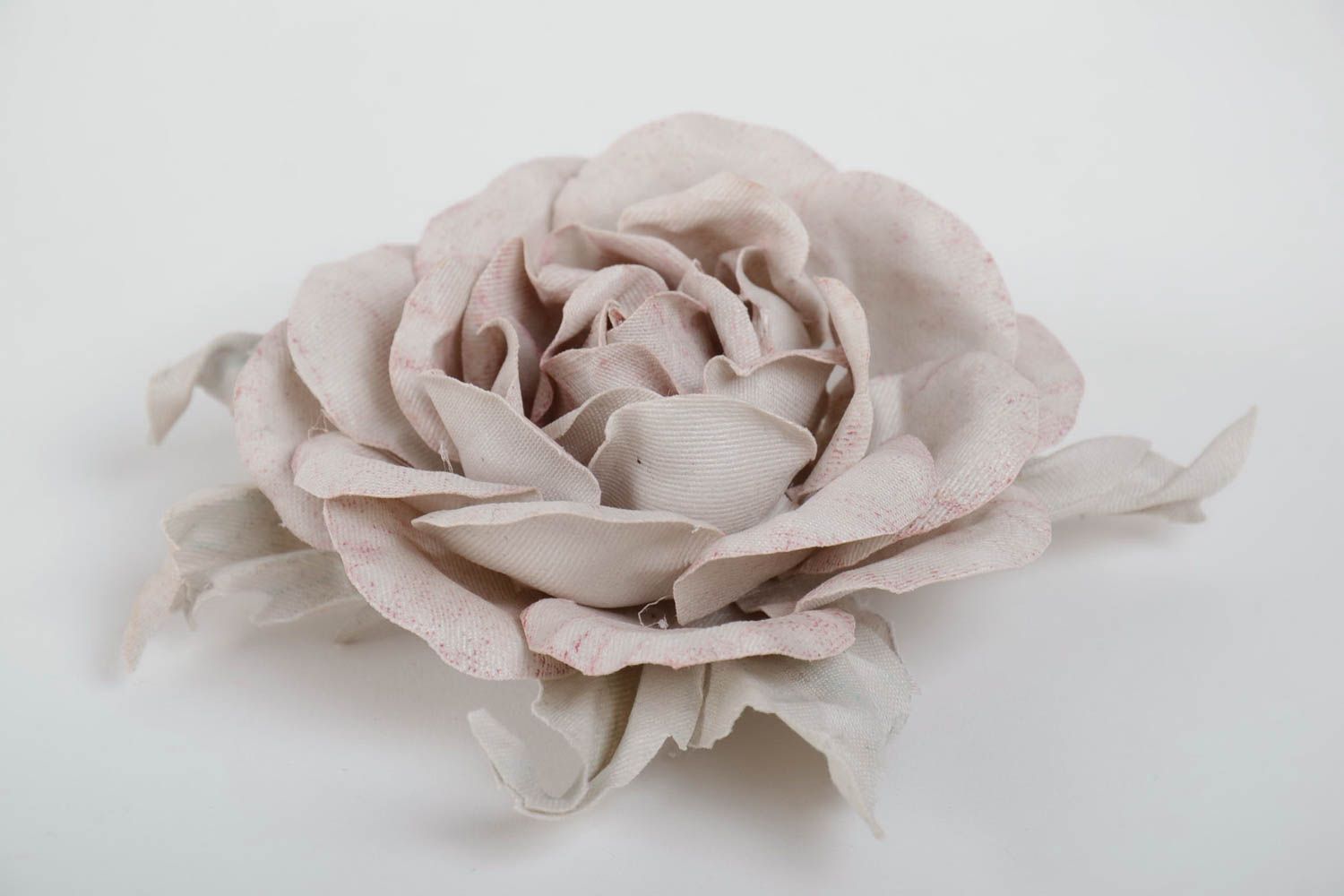 Брошь заколка из ткани бежевая красивая крупная стильная роза ручной работы фото 2