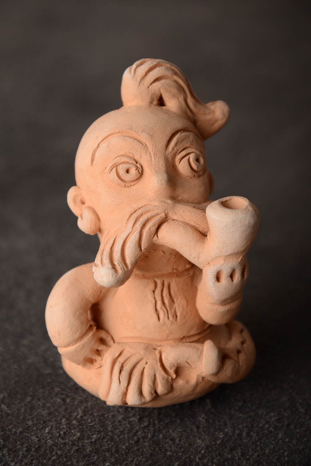 Глиняная фигурка в виде казака с трубкой ручной работы авторская для декора дома фото 1