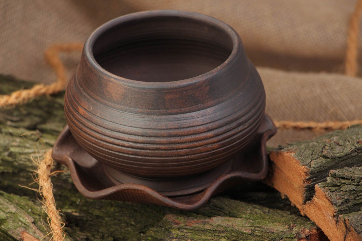 Petit pot à cuire en céramique brun avec soucoupe fait main cuit au lait photo 1