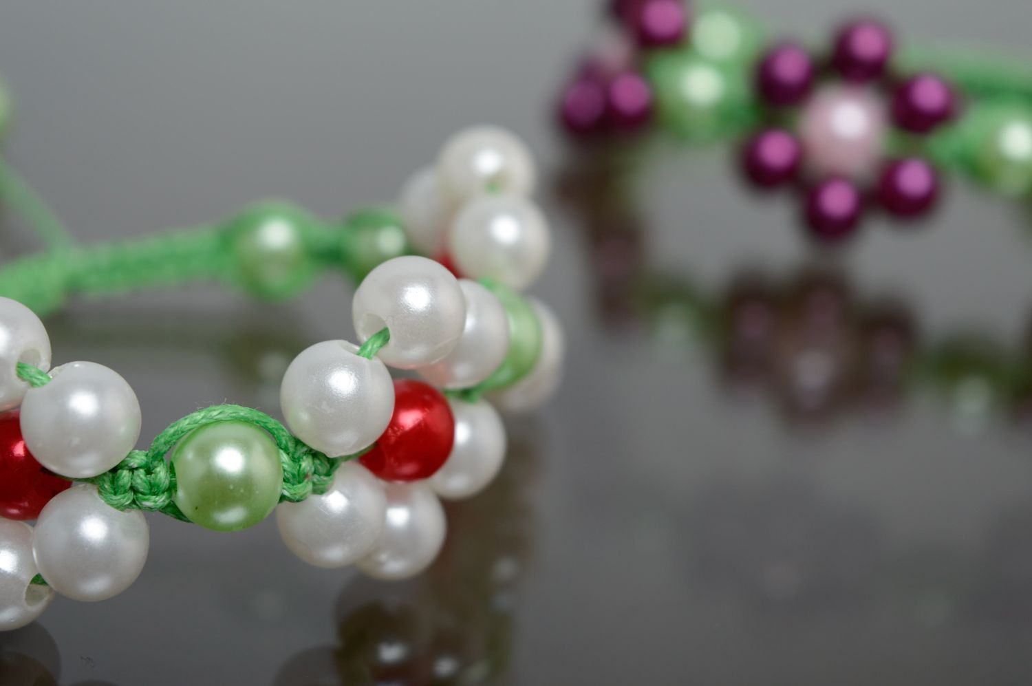 Bracelet en macramé tressé lacet vert ciré et perles de verre fait main photo 5
