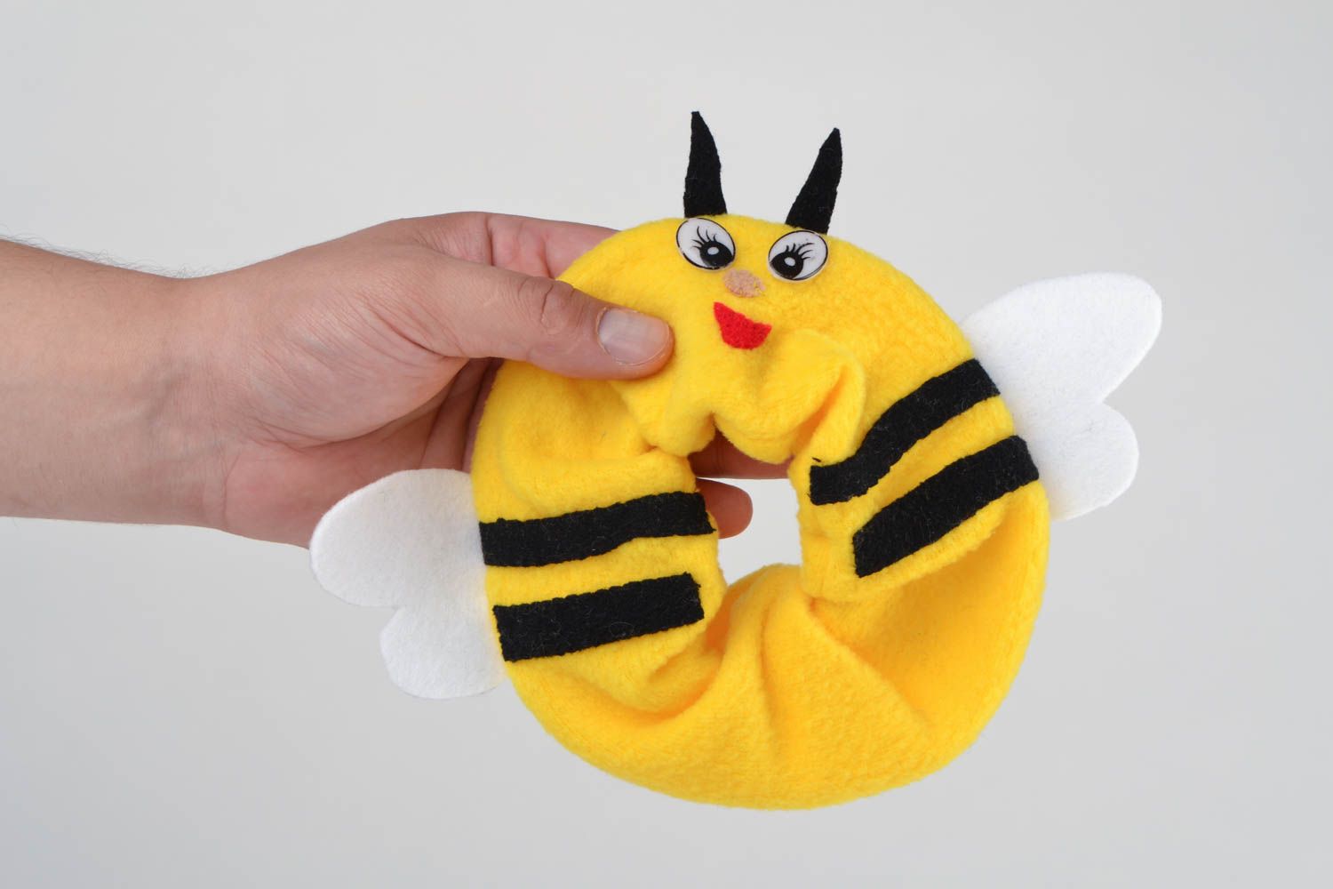 Мягкая игрушка на объектив для фотографов флисовая желтая пчела ручной работы фото 2