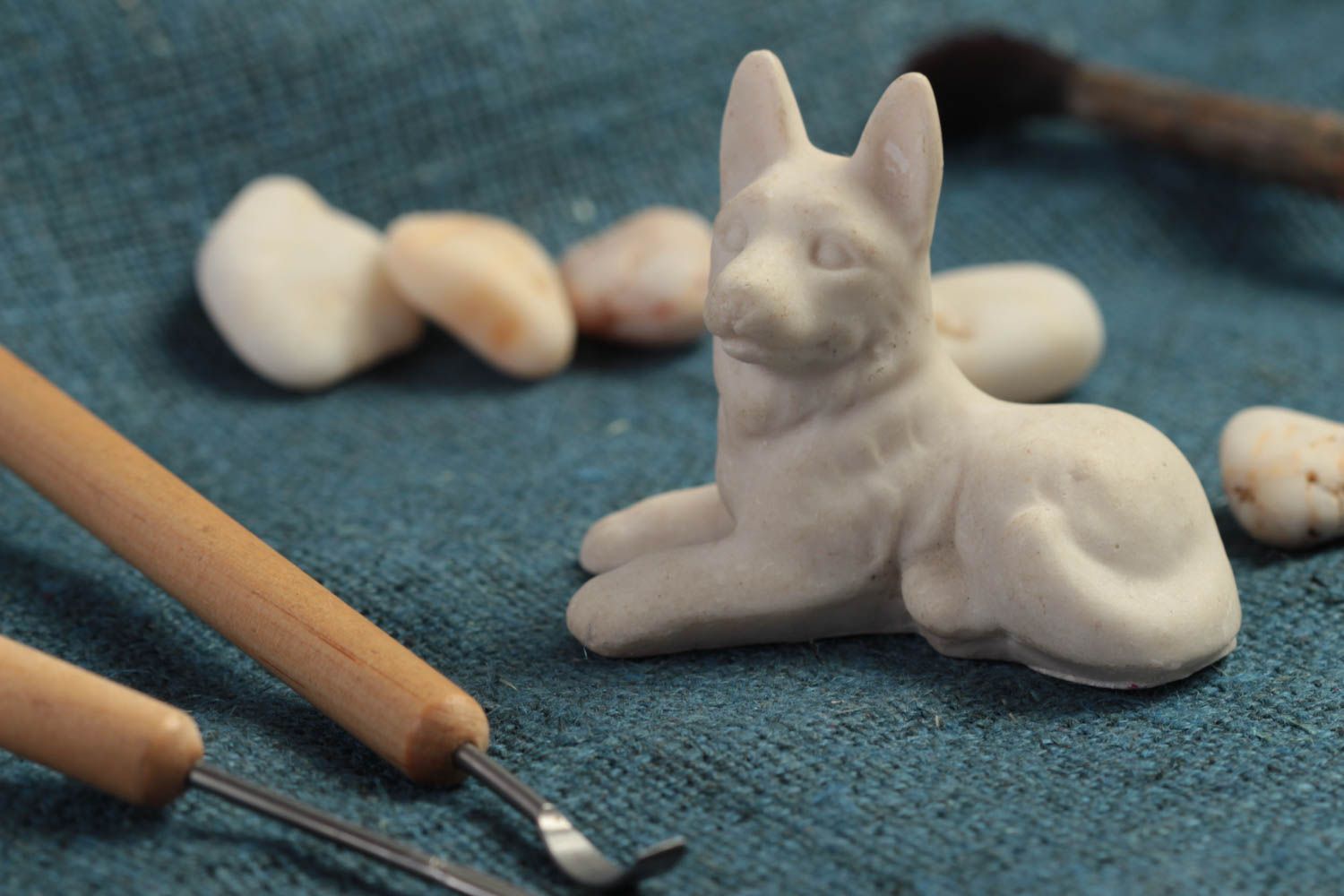Figurine à peindre fait main Petite statuette chien blanc design Déco intérieur photo 1