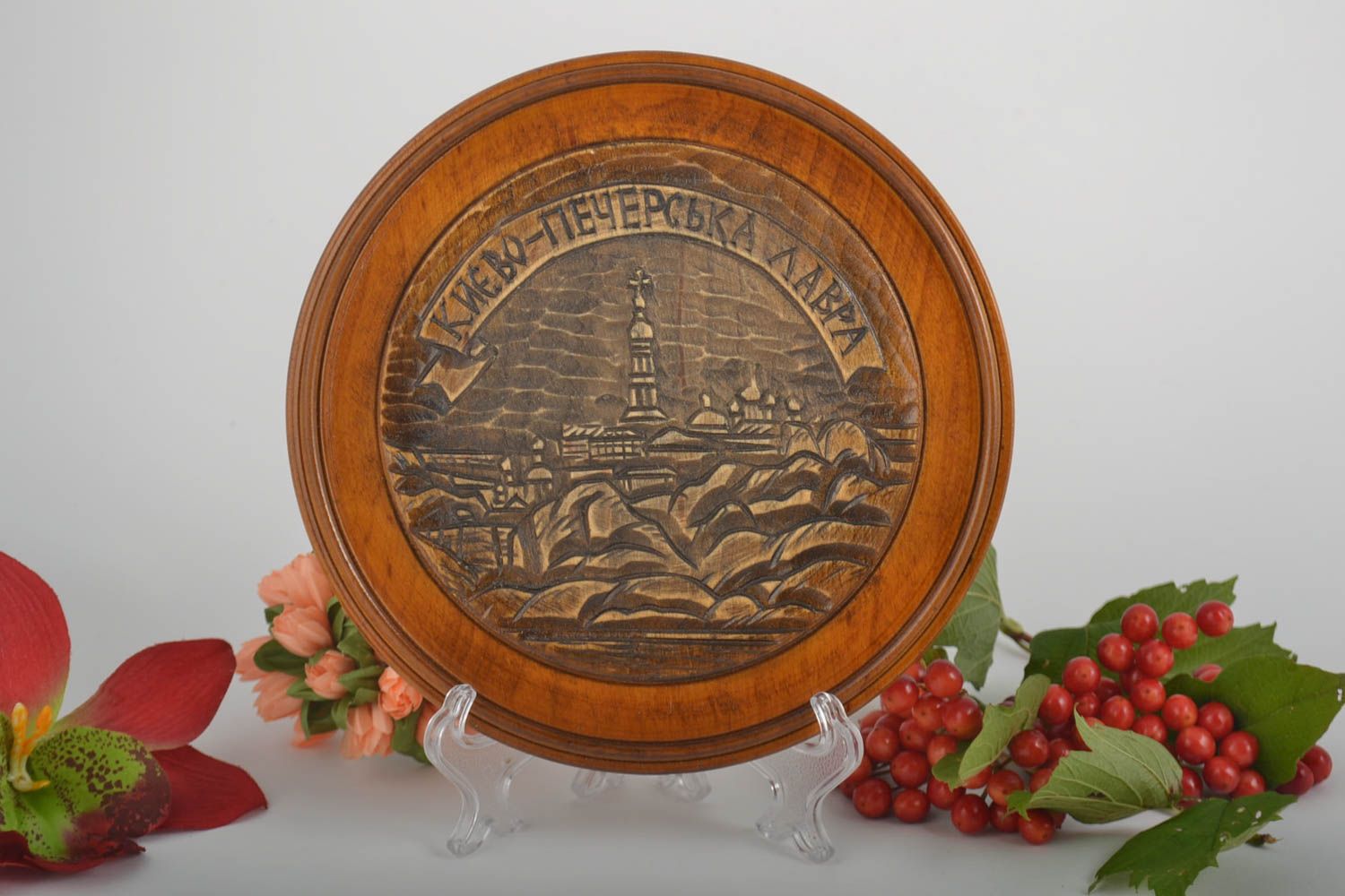 Подарочная тарелка ручной работы декор на стену резная деревянная посуда фото 1
