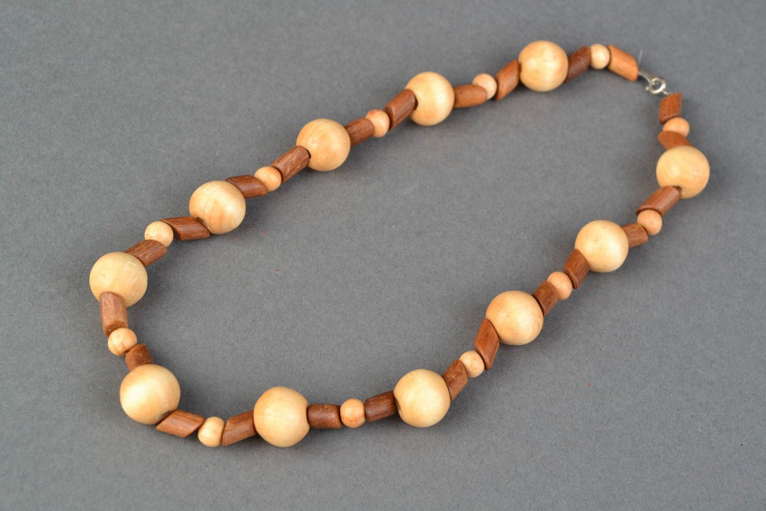Collier en perles de bois grosses design ethnique de créateur fait main photo 4