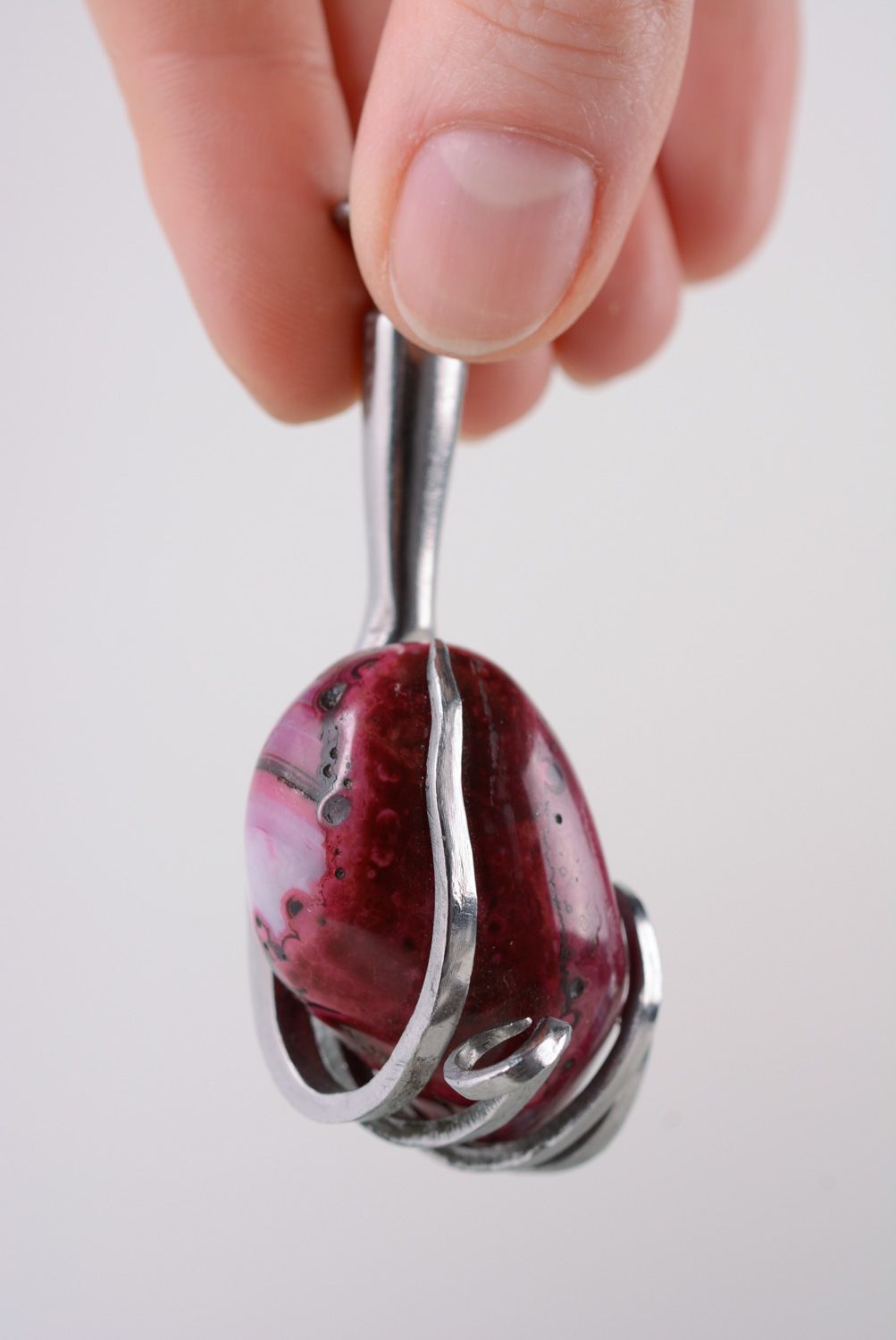 Металлический кулон из мельхиоровой вилки с бордовым камнем фото 3