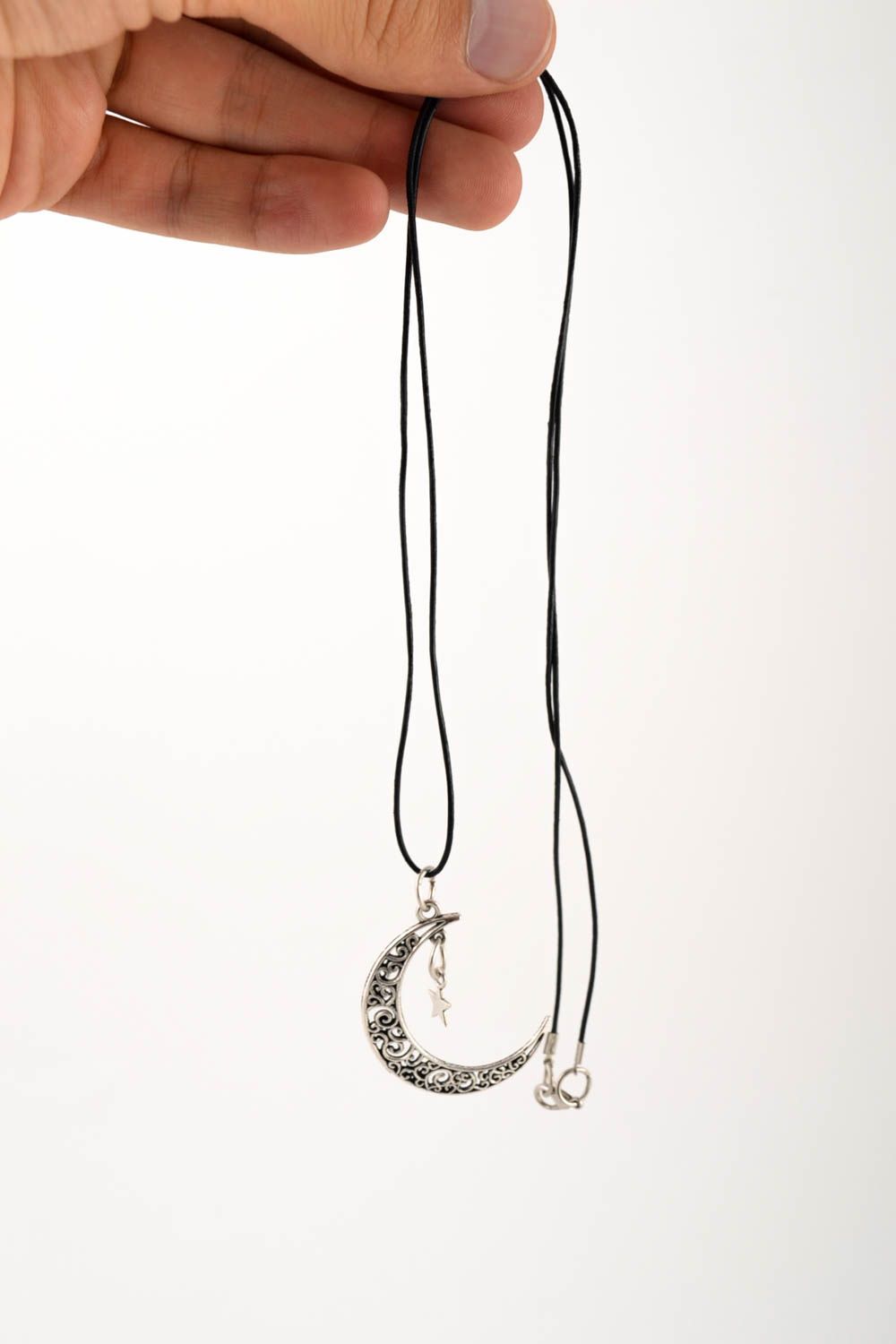 Pendentif en métal lune Bijou fait main design mode original Accessoire femme photo 4