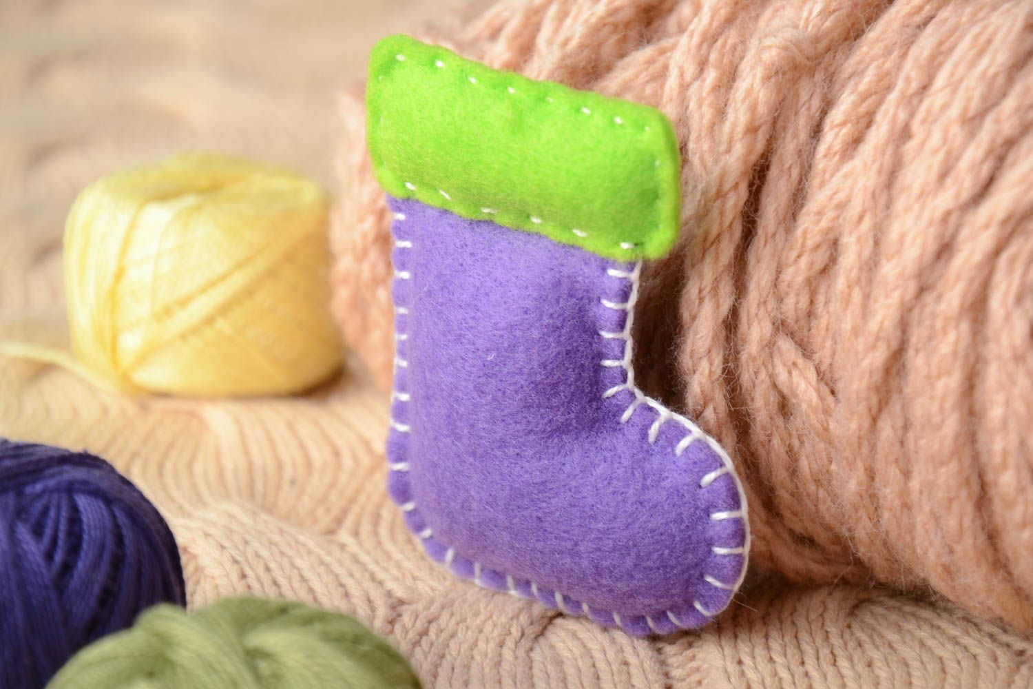 Маленькая мягкая игрушка сапожок из фетра ручной работы фиолетовая с салатовым фото 1
