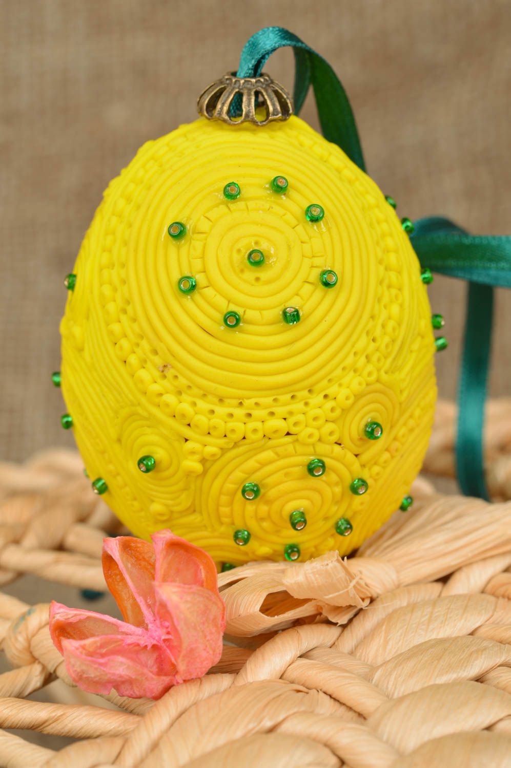 Пасхальное яйцо-подвеска из полимерной глины ручной работы желтое красивое фото 1