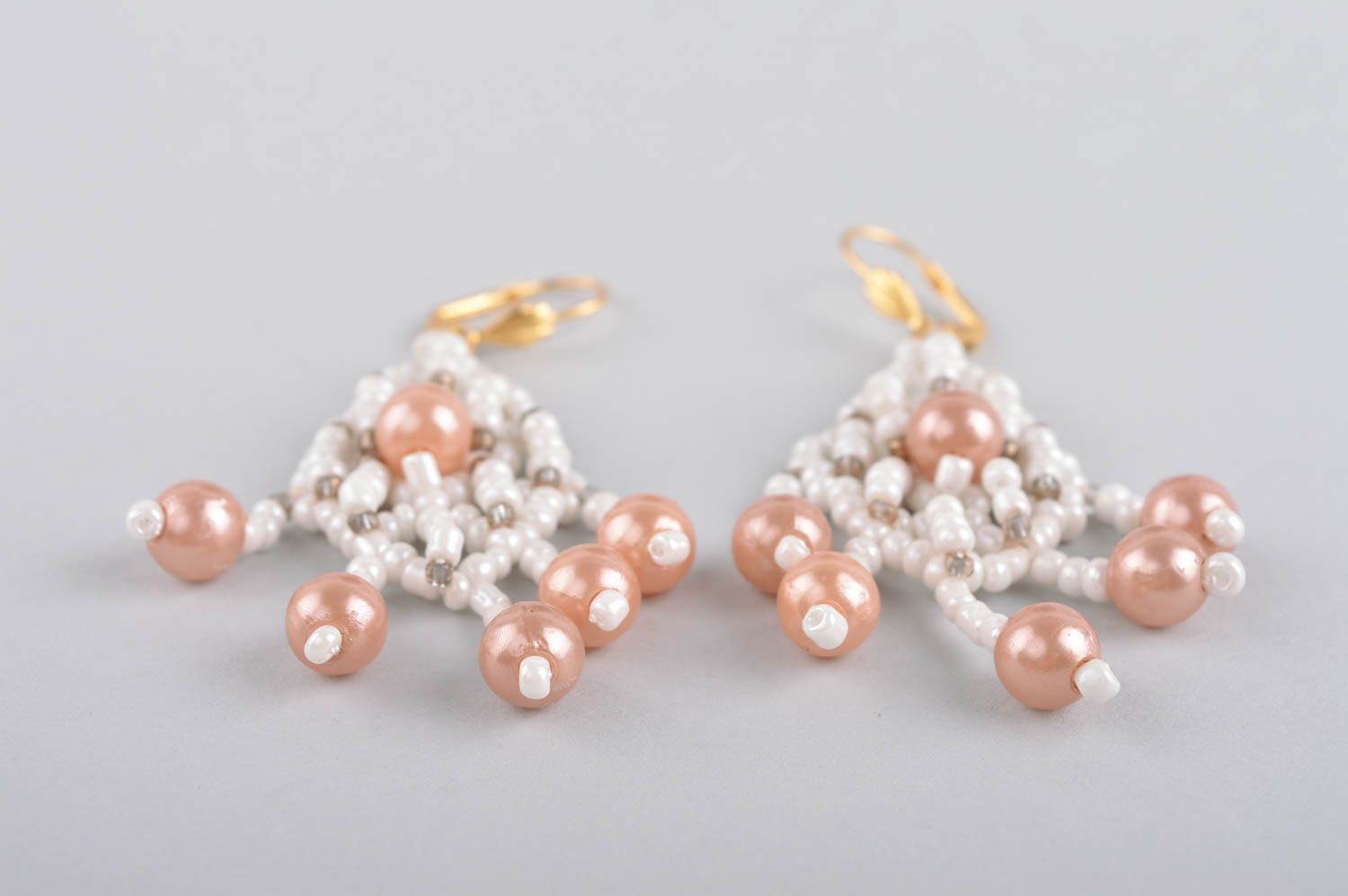 Orecchini di perline fatti a mano accessorio originale bello da donna bianchi foto 4