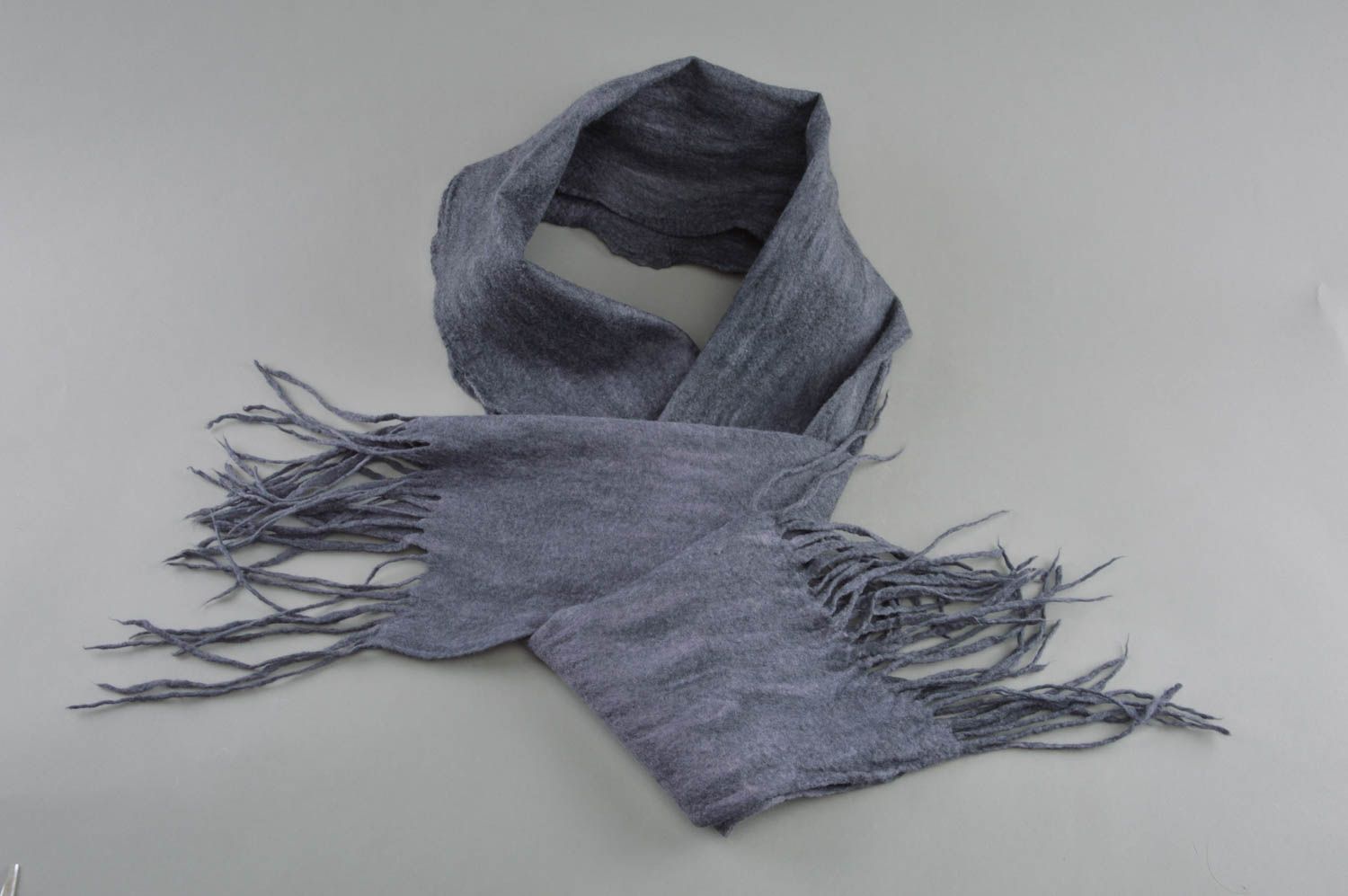 Bufanda tejida a mano de lana en técnica de fieltro bonita gris original larga foto 1
