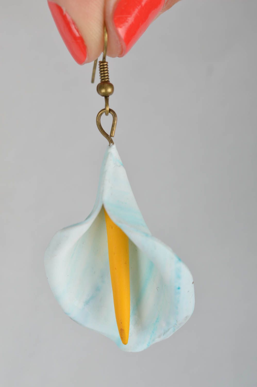 Серьги из полимерной глины ручной работы красивые белые с голубым и желтым Каллы фото 3