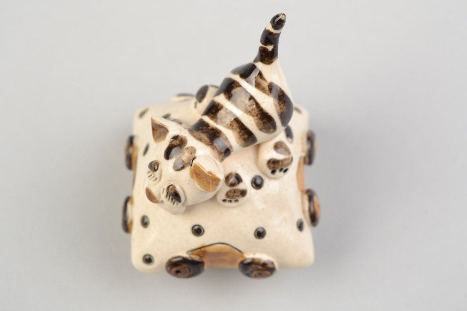 Figurine en céramique petite peinte faite main Chat sur coussin blanc marron photo 4