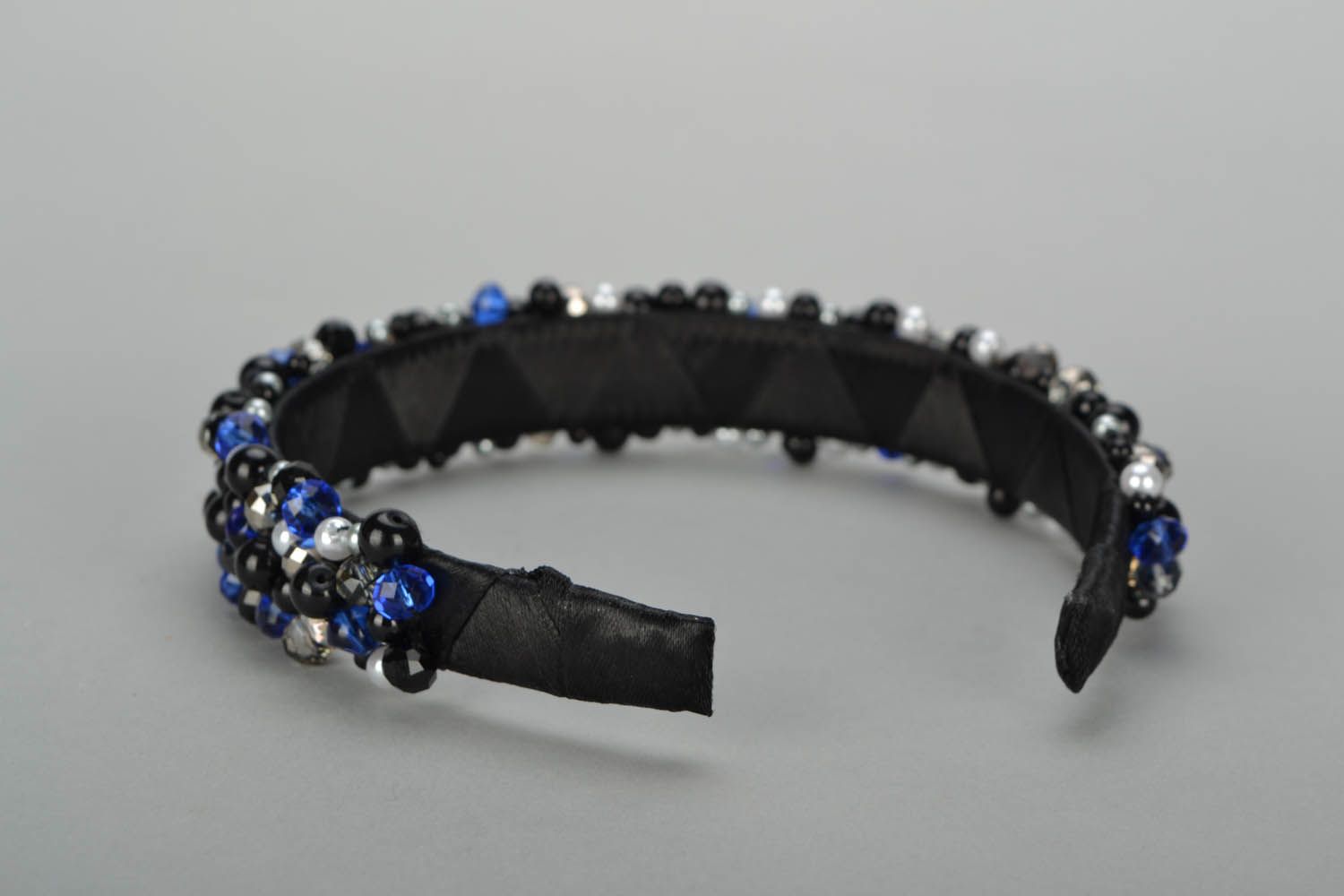 Aro de cabelo bordado em preto e azul decorado com fita de cetim e contas de diferentes tamanhos foto 4