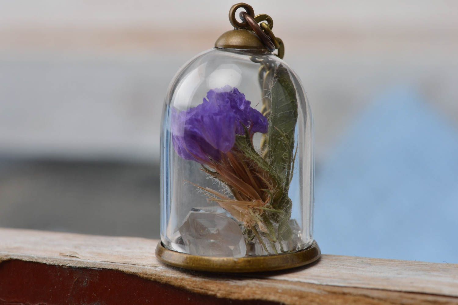 Pendentif flacon en verre avec fleurs et cristaux sur chaîne fait main photo 4