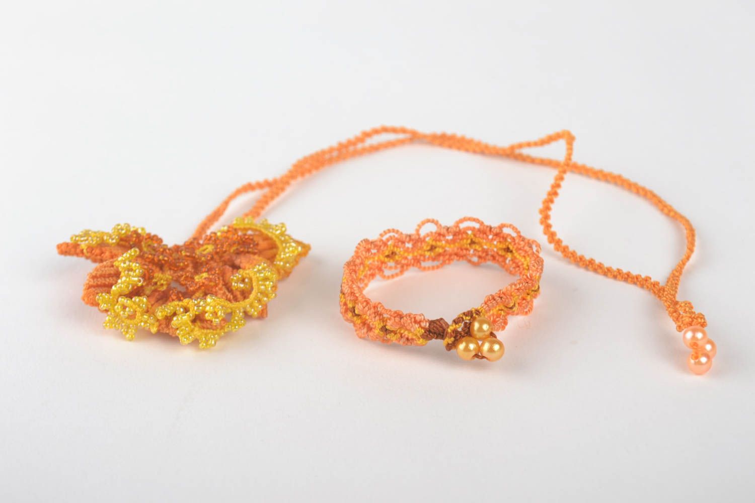 Pendentif macramé Bracelet textile Bijou fait main en fils orange de créateur photo 4