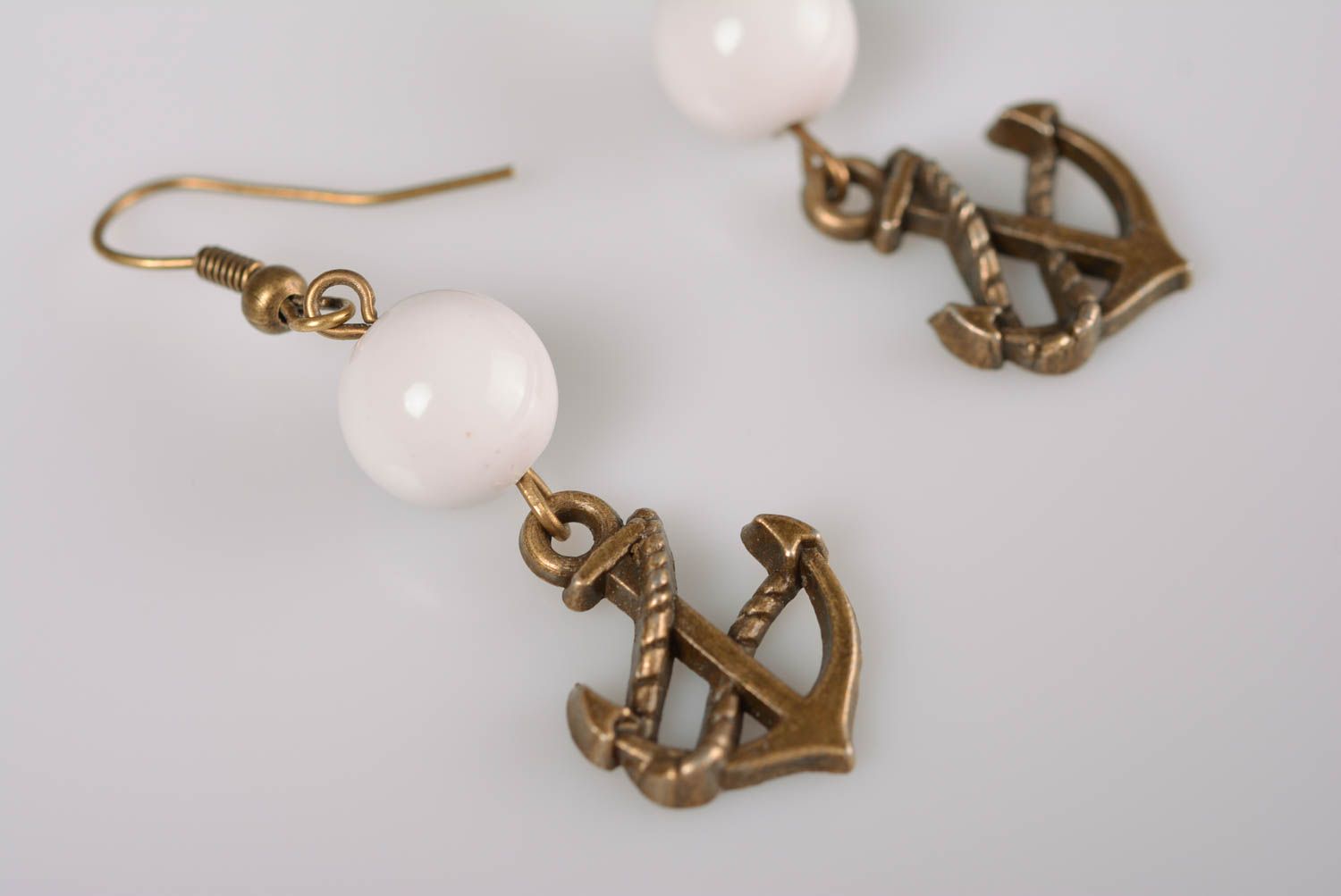 Handmade Anker Ohrringe aus Metall mit Perlen künstlerisch elegant klein  foto 4