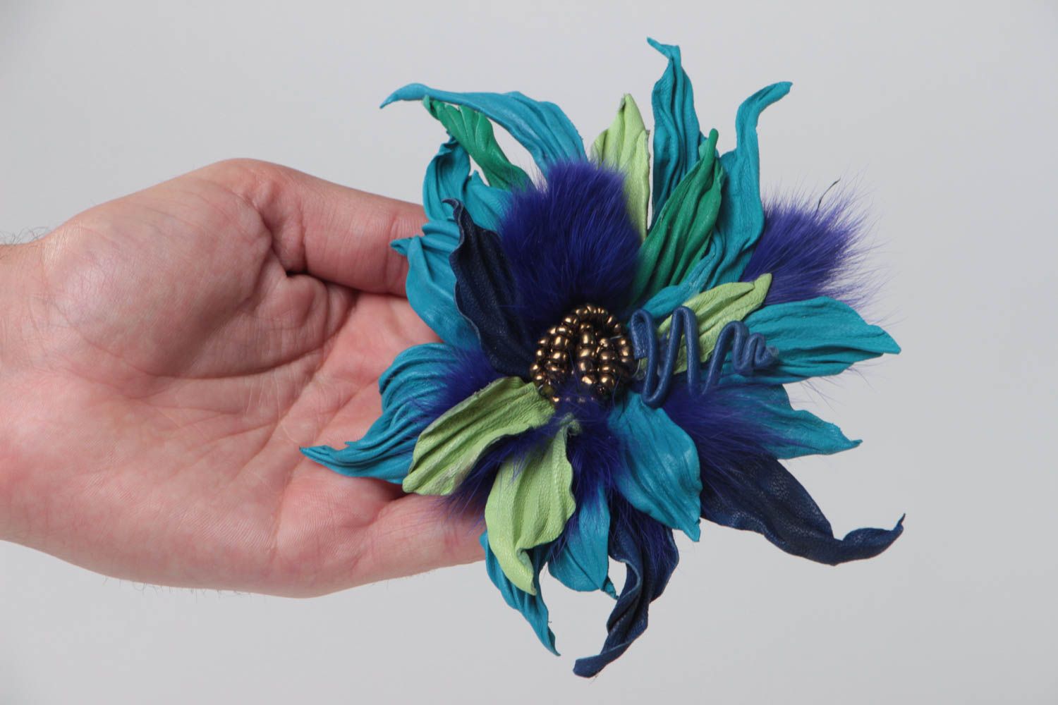 Брошь-заколка из натуральной кожи ручной работы в виде объемного синего цветка фото 5