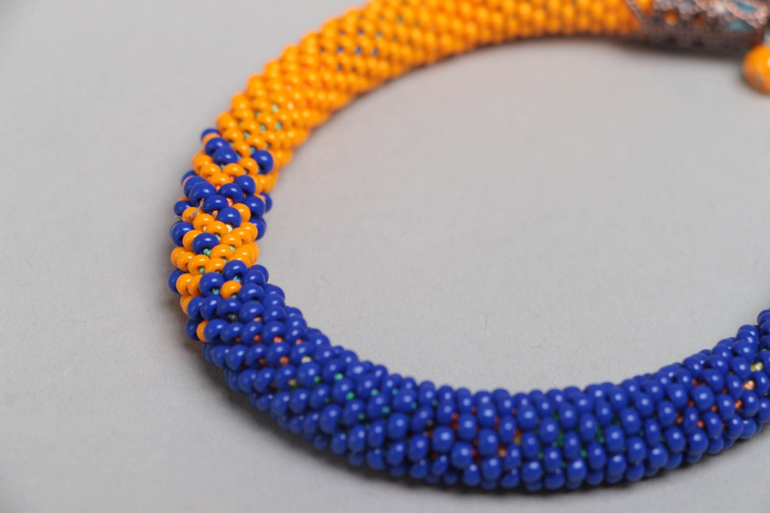 Bracelet spirale en perles de rocaille tchèques fait main jaune bleu avec fleurs photo 4