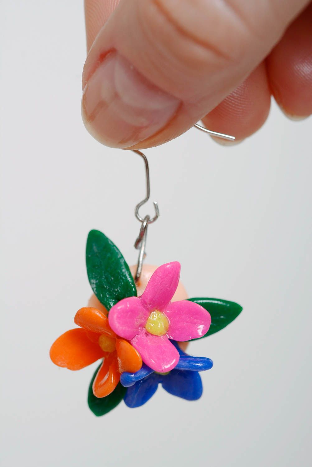 Яркие серьги-цветы из полимерной глины ручной работы красивые в виде подвесок фото 5