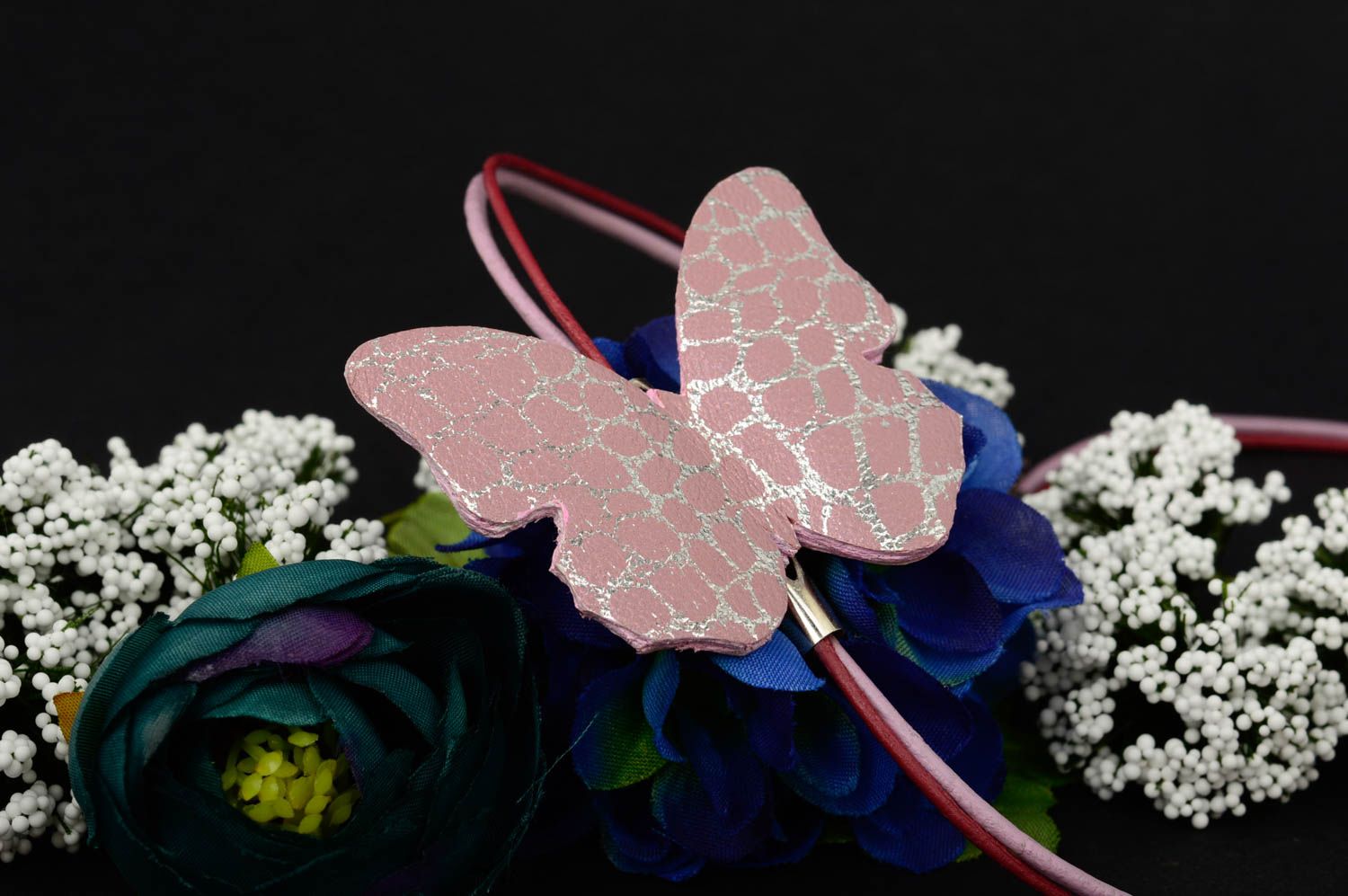 Collier avec papillon rose Bijou fait main en cuir original Cadeau femme photo 1