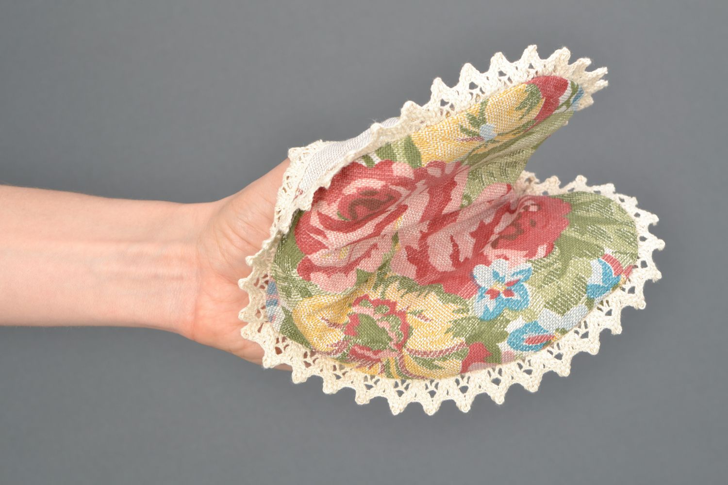 Manique coeur en tissu aux motifs floraux faite main originale pour cuisine  photo 2