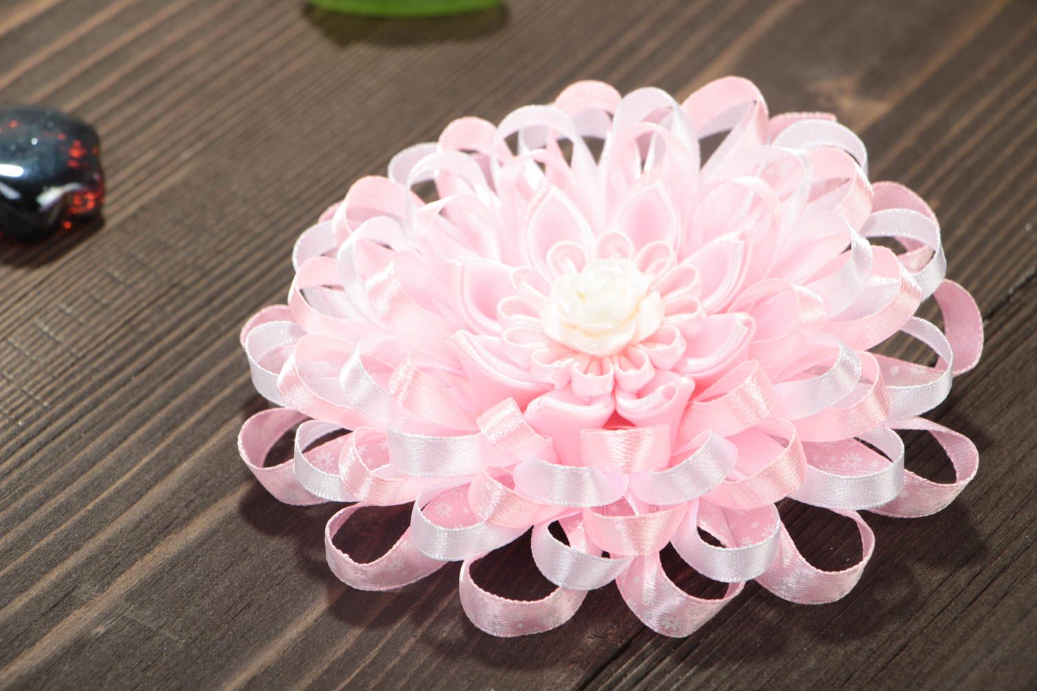 Rosafarbige elegante originelle handgemachte Haarspange für Kinder üppige Blume foto 1