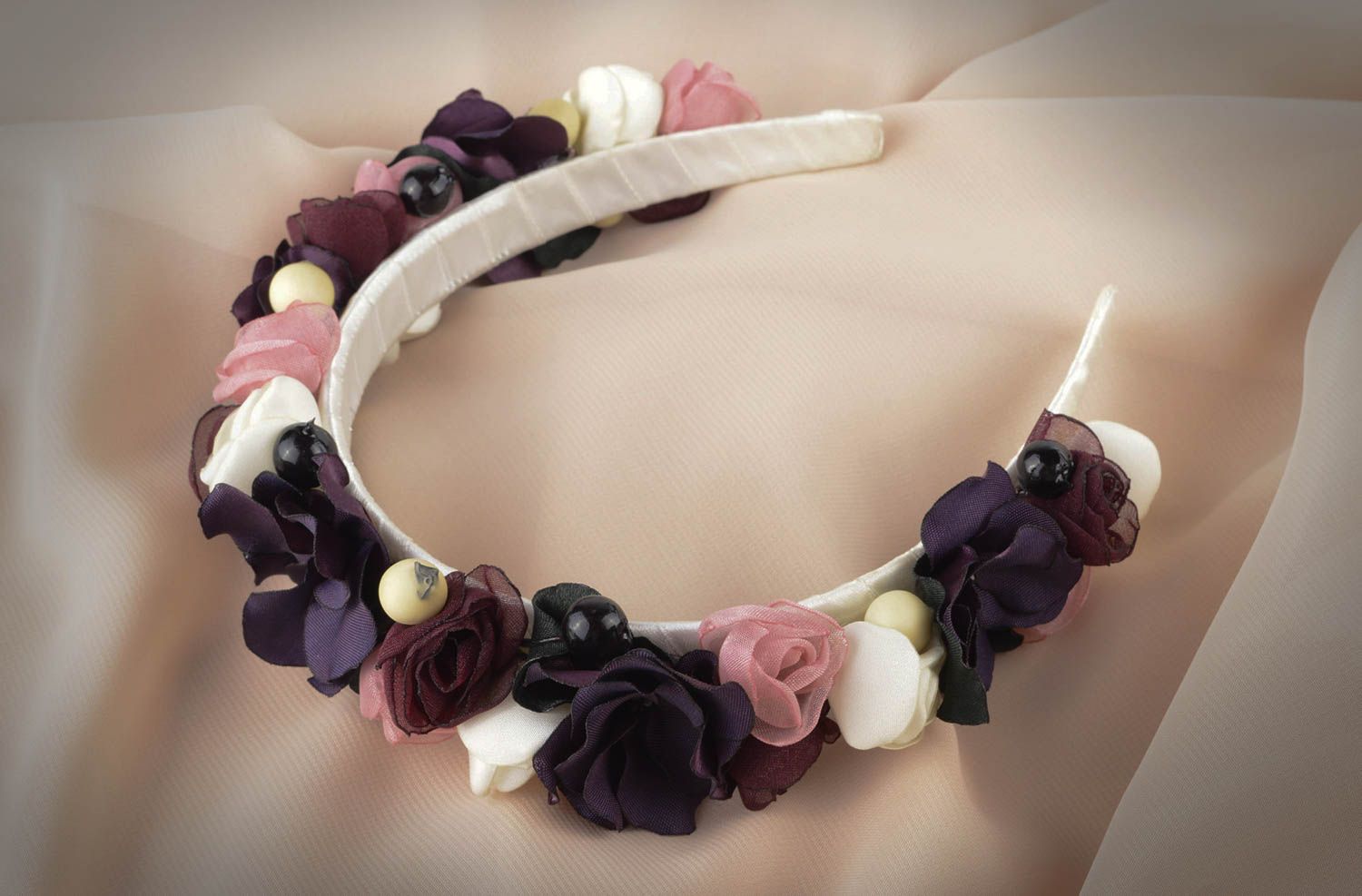 Diadema artesanal con rosas oscuras accesorio para el cabello regalo original foto 1