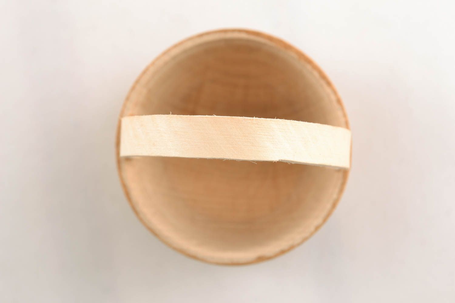 Dekorativer Korb aus Holz für Osterei foto 1