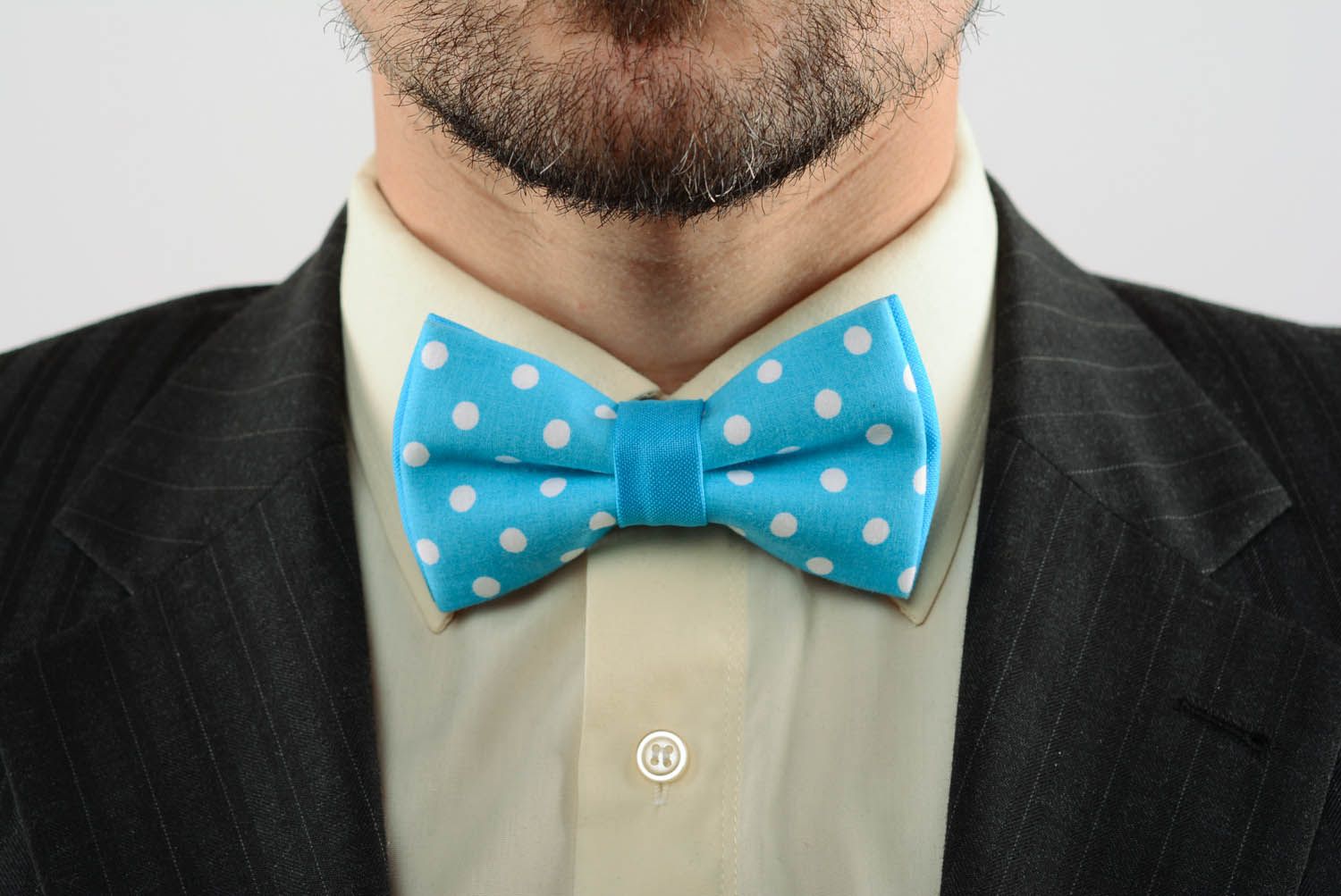 Gravata borboleta com bolinhas para traje costurada de gabardine e algodão foto 1
