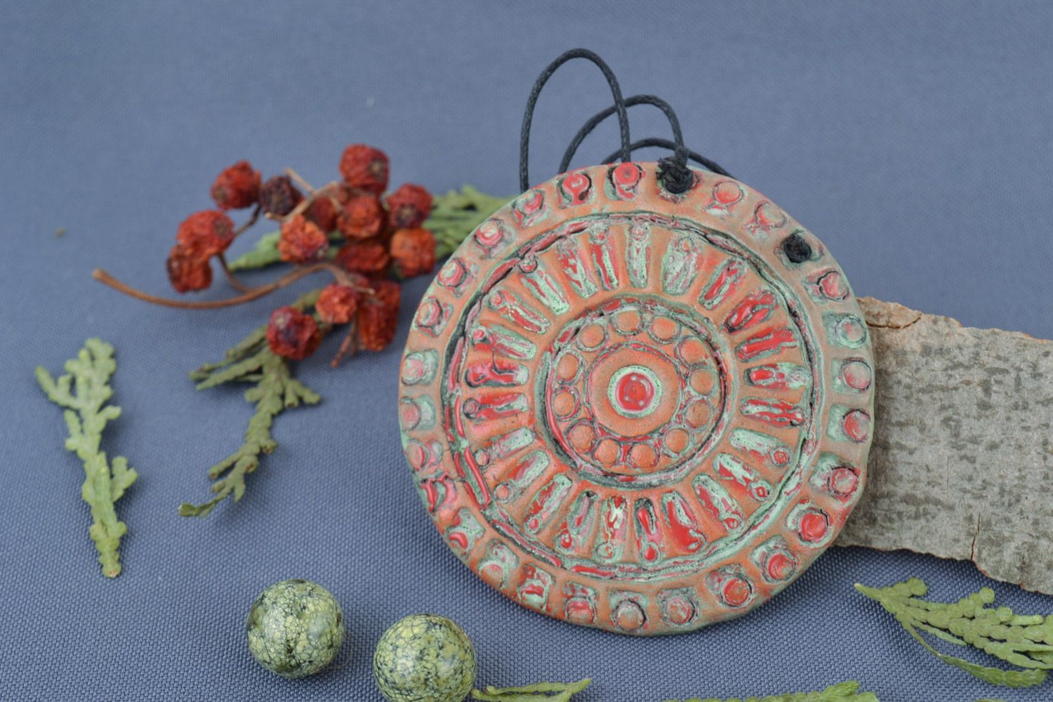 Handgemachter keramischer Anhänger mit Ornament im ethnischen Stil für Frauen foto 1
