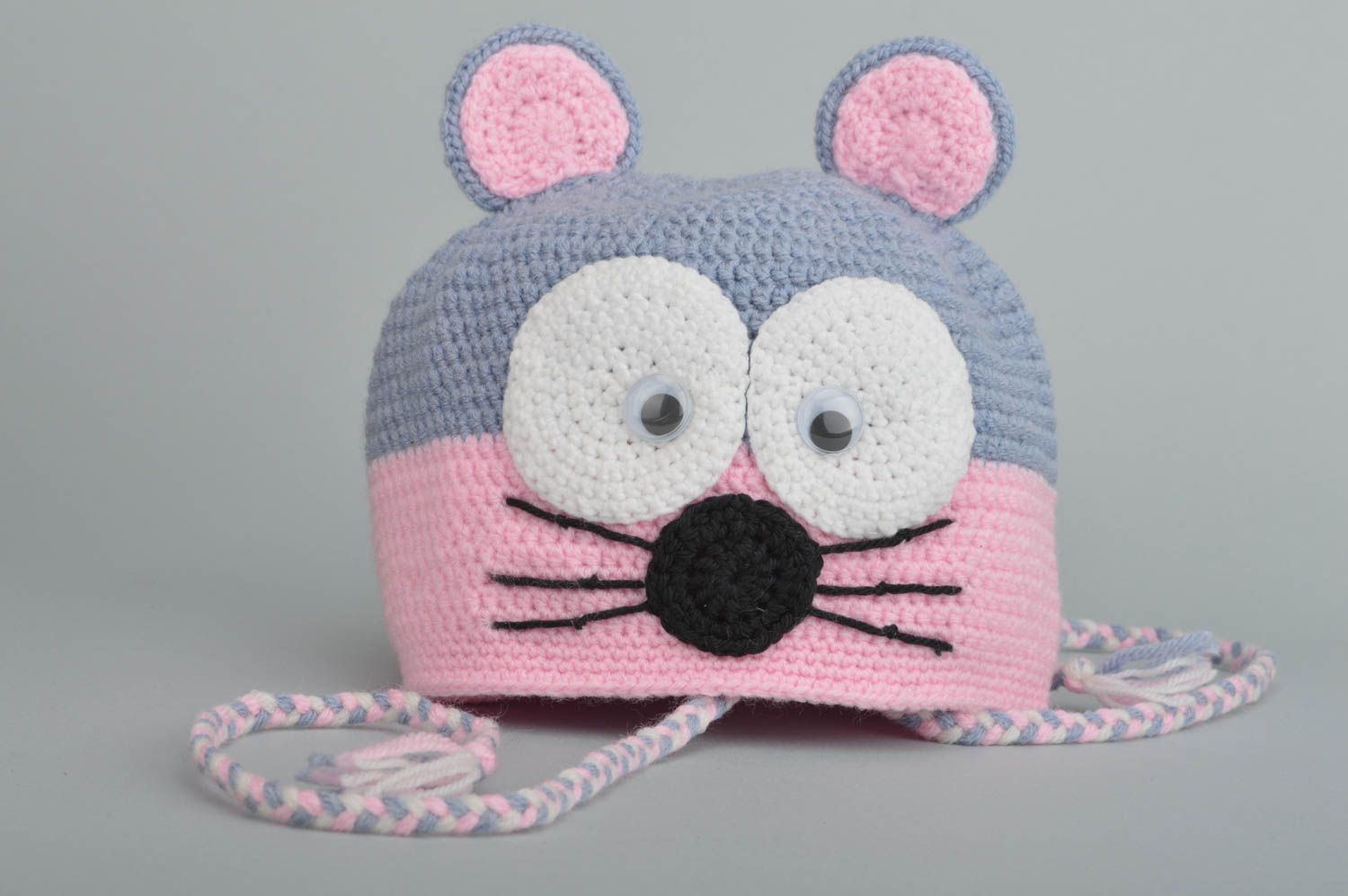 Вязаная шапка крючком красивая в виде мышки детская серая с розовым хэнд мейд фото 3