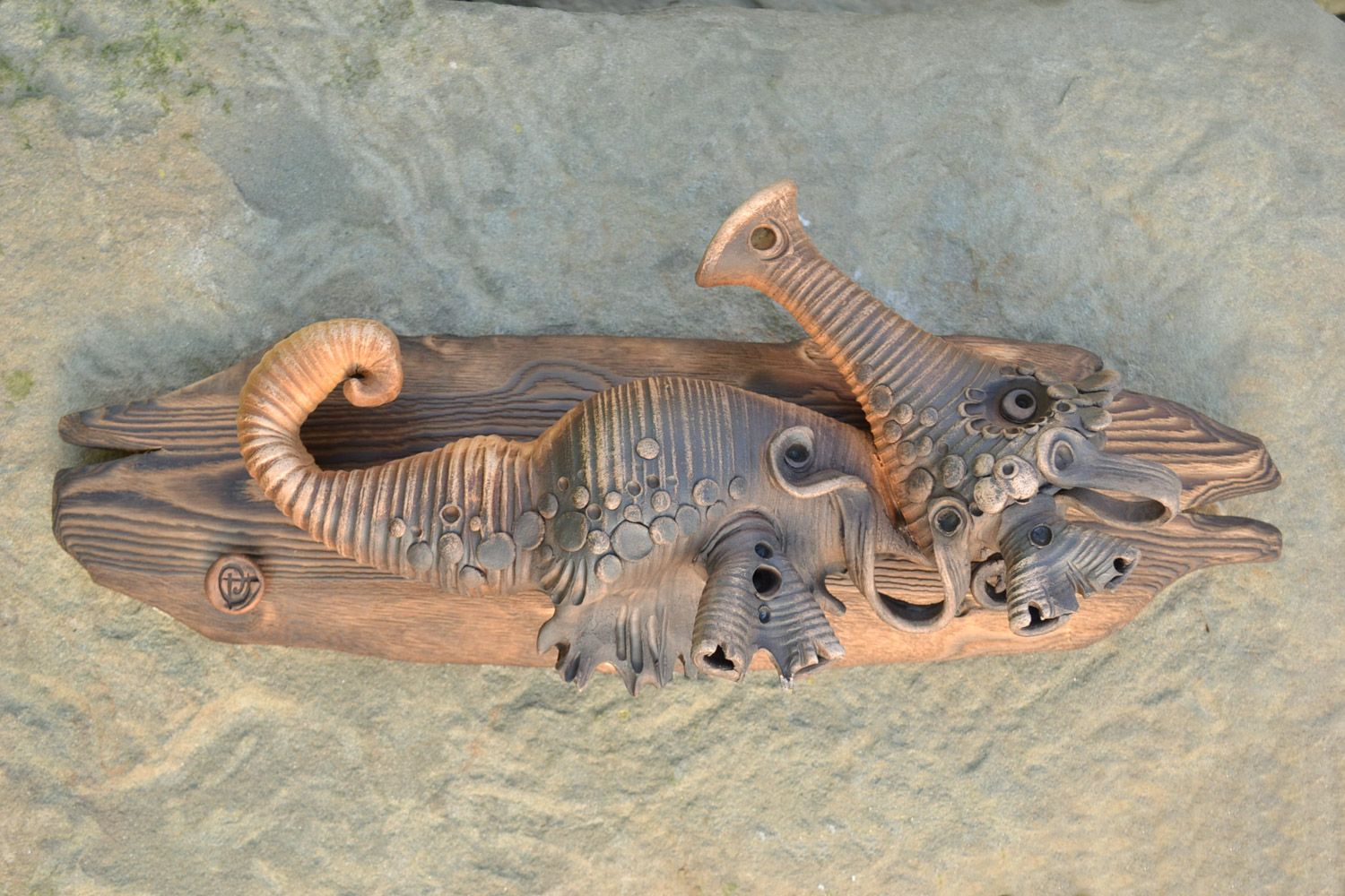 Petit tableau déco en céramique brun en forme de cheval de mer fait main photo 1