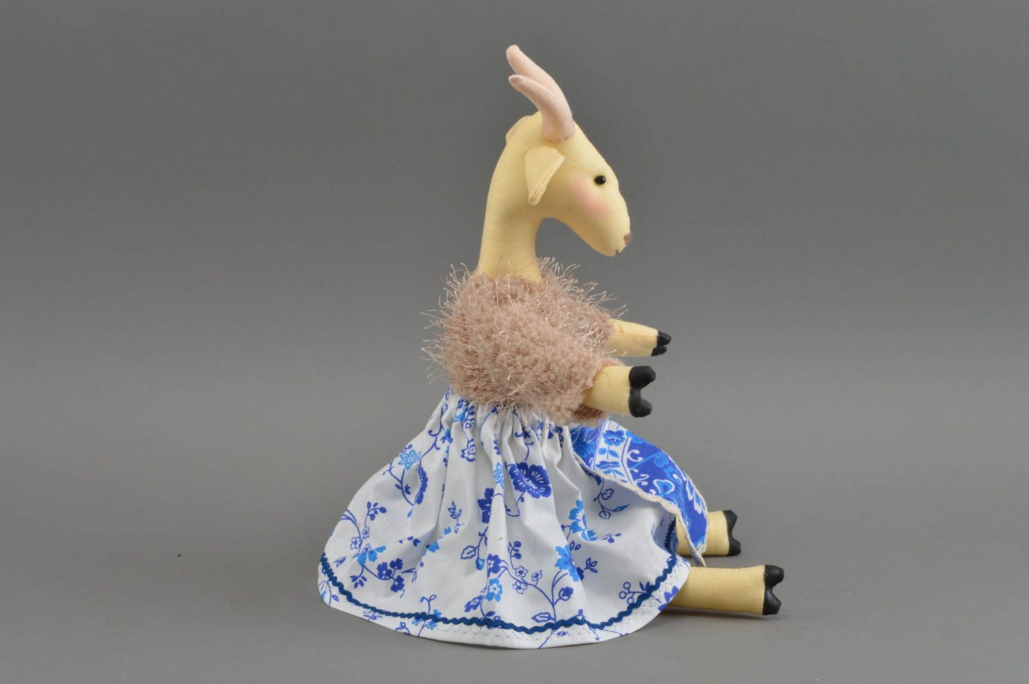 Poupée chèvre en tissu faite main jaune en robe rose originale jouet mignon photo 3