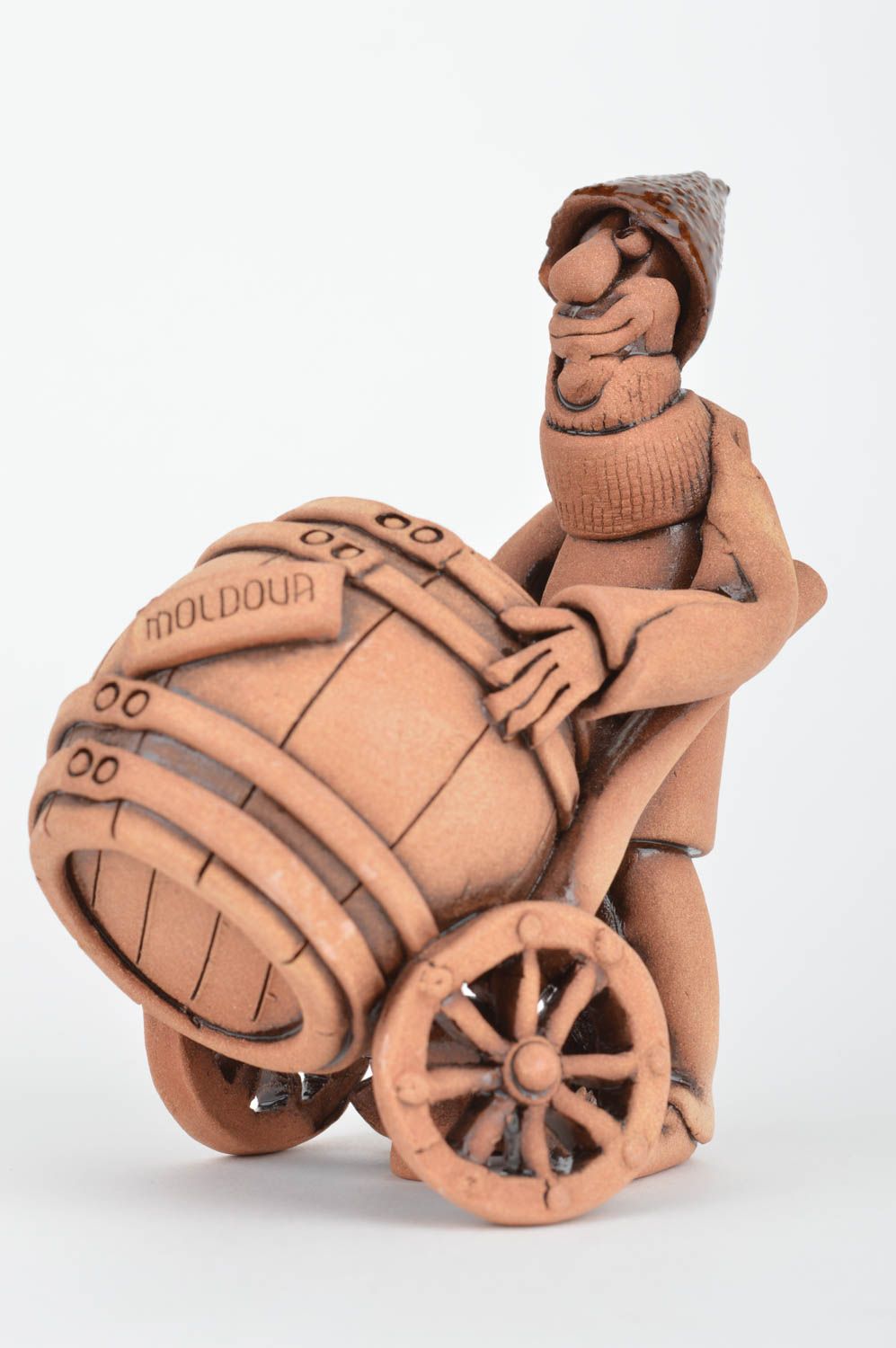 Figura de arcilla artesanal marrón con forma de hombre con barril vinicultor foto 5