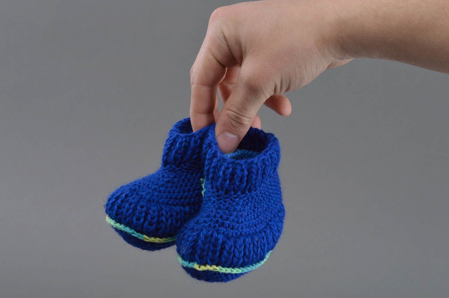 Chaussons de bébé tricotés en mi-laine et viscose faits main originaux bleus photo 4