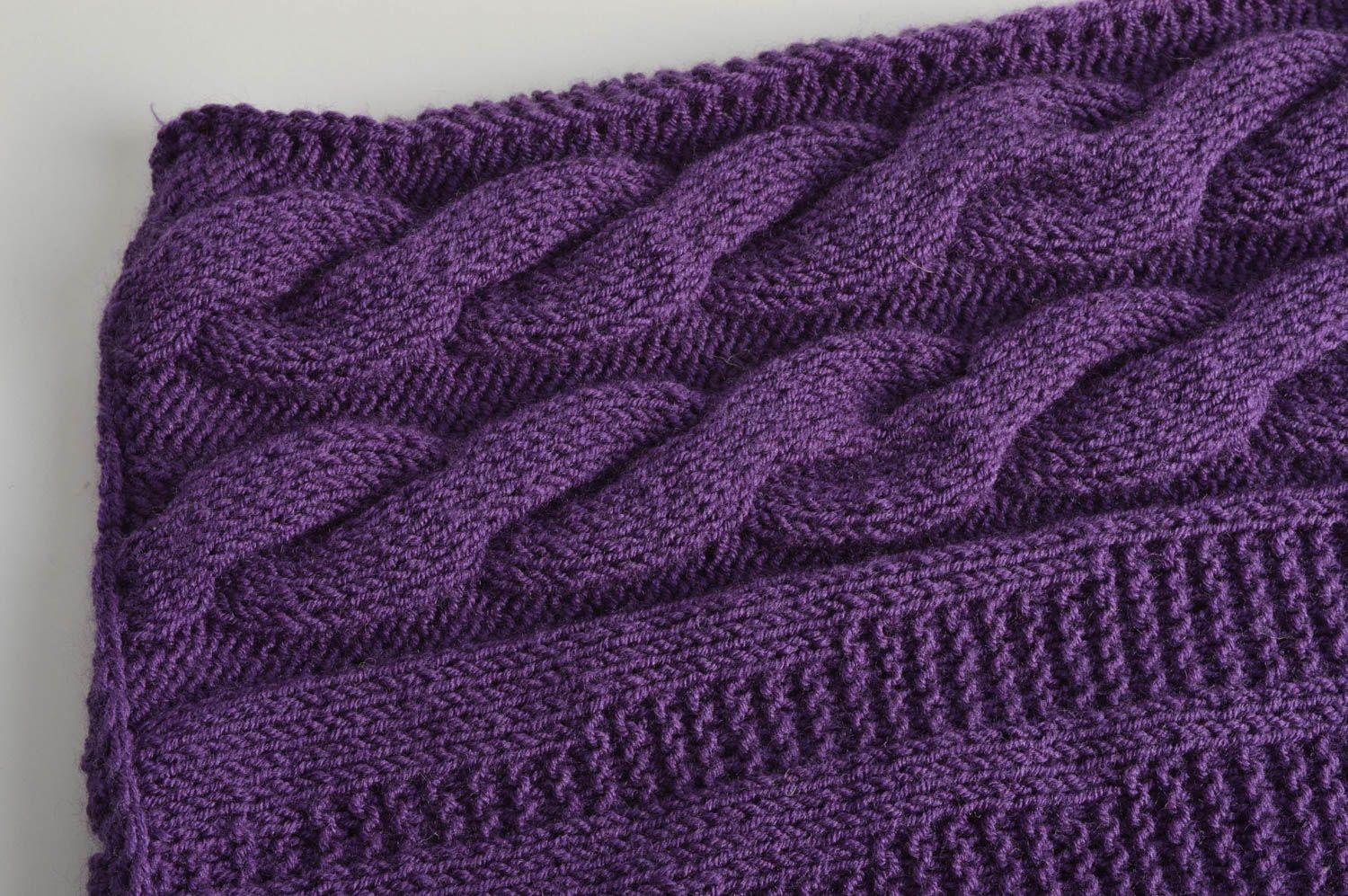 Funda de almohada tejida con dos agujas artesanal original de color violeta foto 4