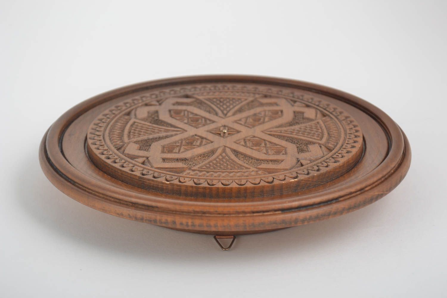 Подарочная тарелка ручной работы деревянная посуда резной декор на стену фото 4