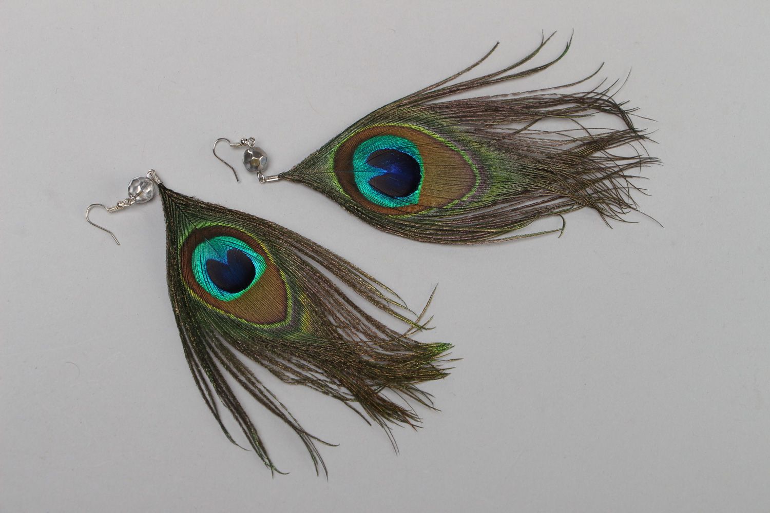 Pendientes de plumas de pavo real artesanales extravagantes foto 1