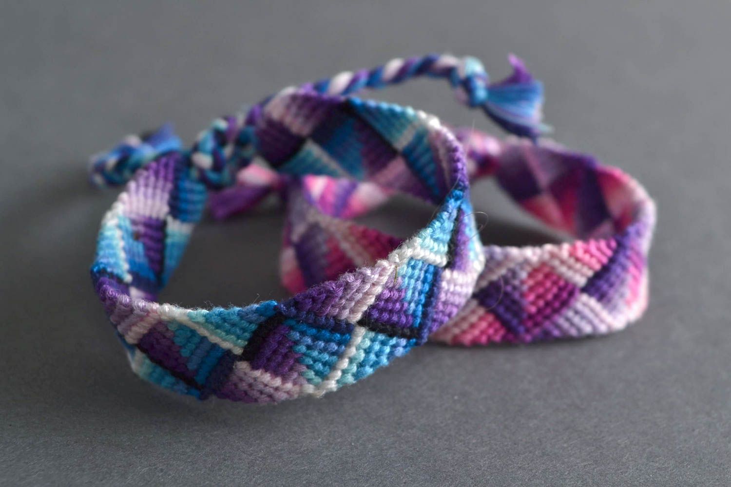 Плетеные браслет фенечки из ниток набор из 2 аксессуаров цветные ручная работа фото 1