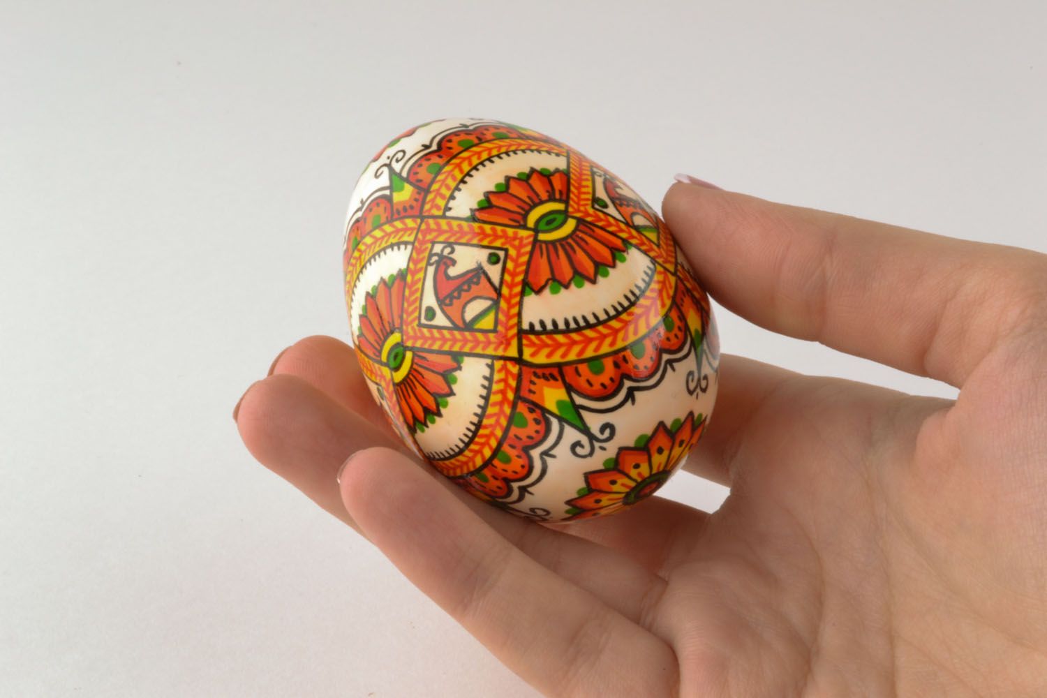 Huevo de Pascua de madera con ornamento étnico foto 5