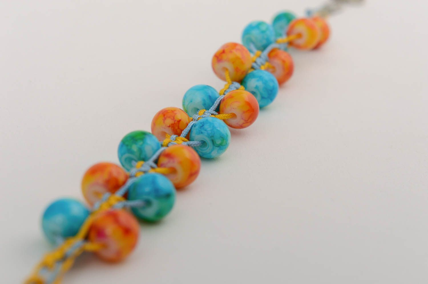 Bracelet en perles de verre bleu orange technique de macramé fait main photo 4