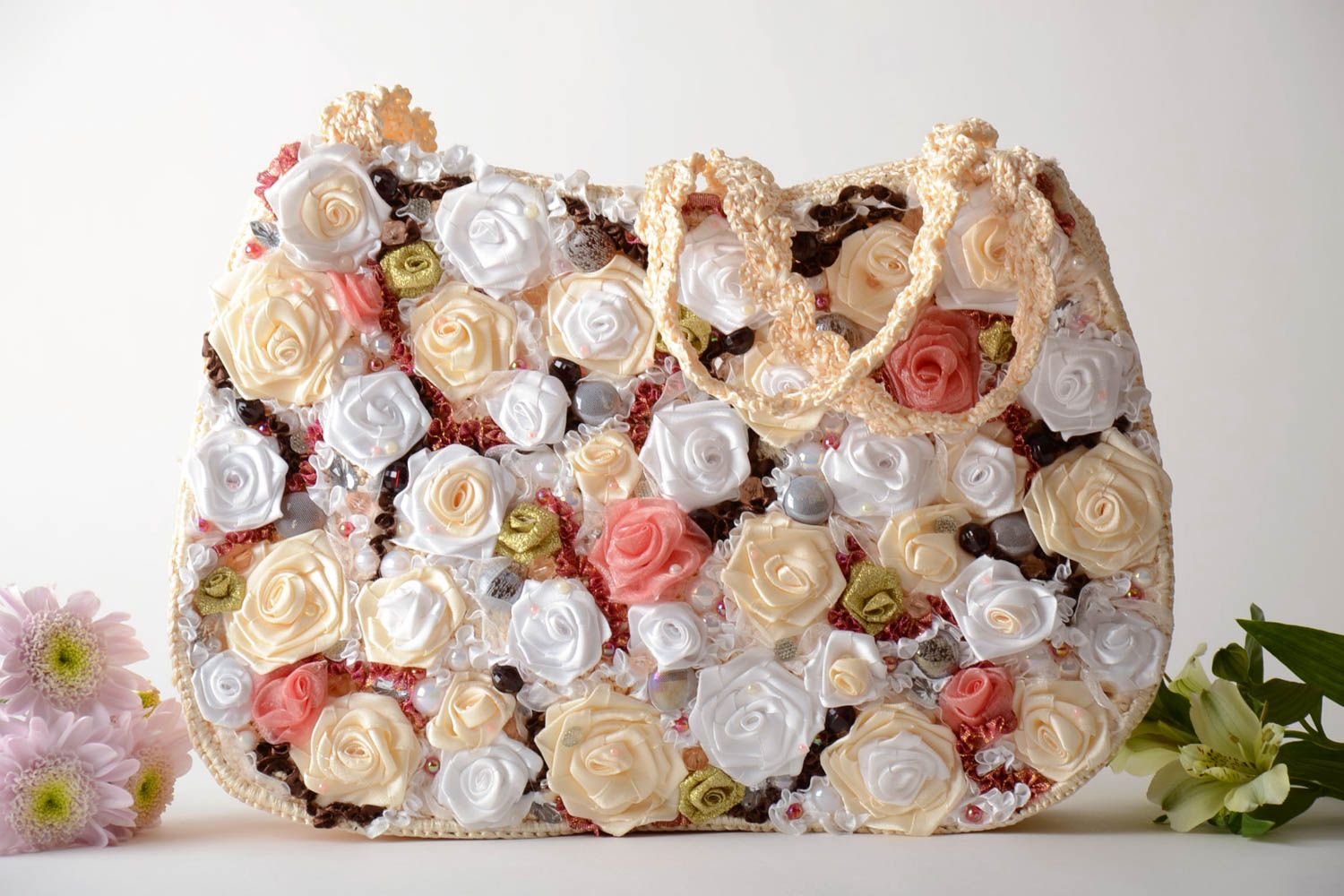 Женская сумка вязаная с цветами из атласных лент летняя красивая ручной работы фото 1