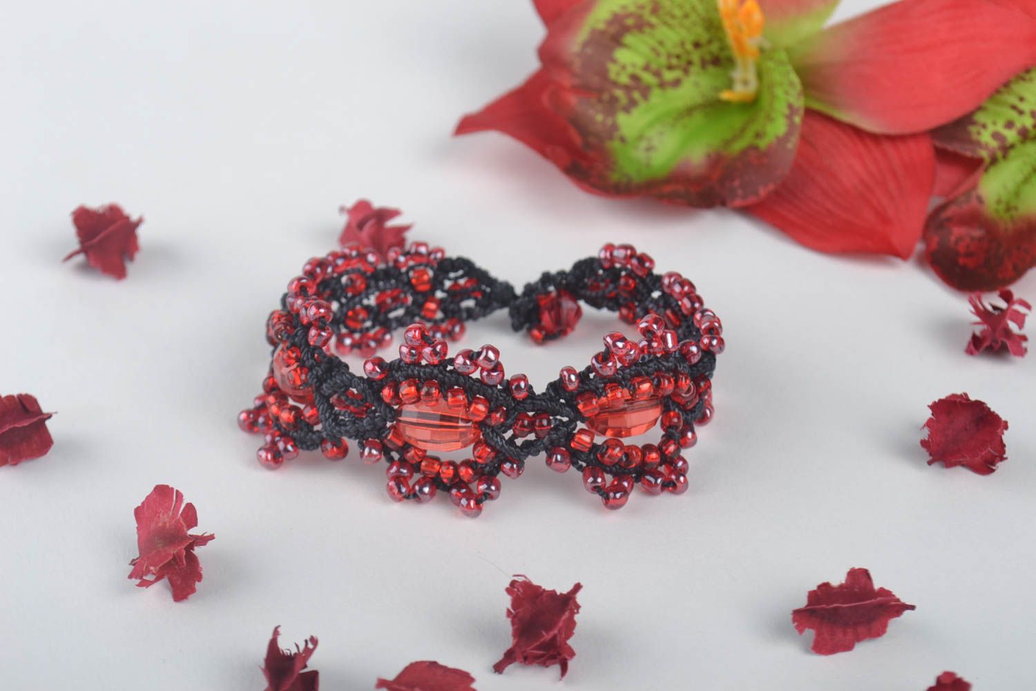 Bracelet macramé Bijou fait main en perles fantaisie rouge-noir Cadeau femme photo 1