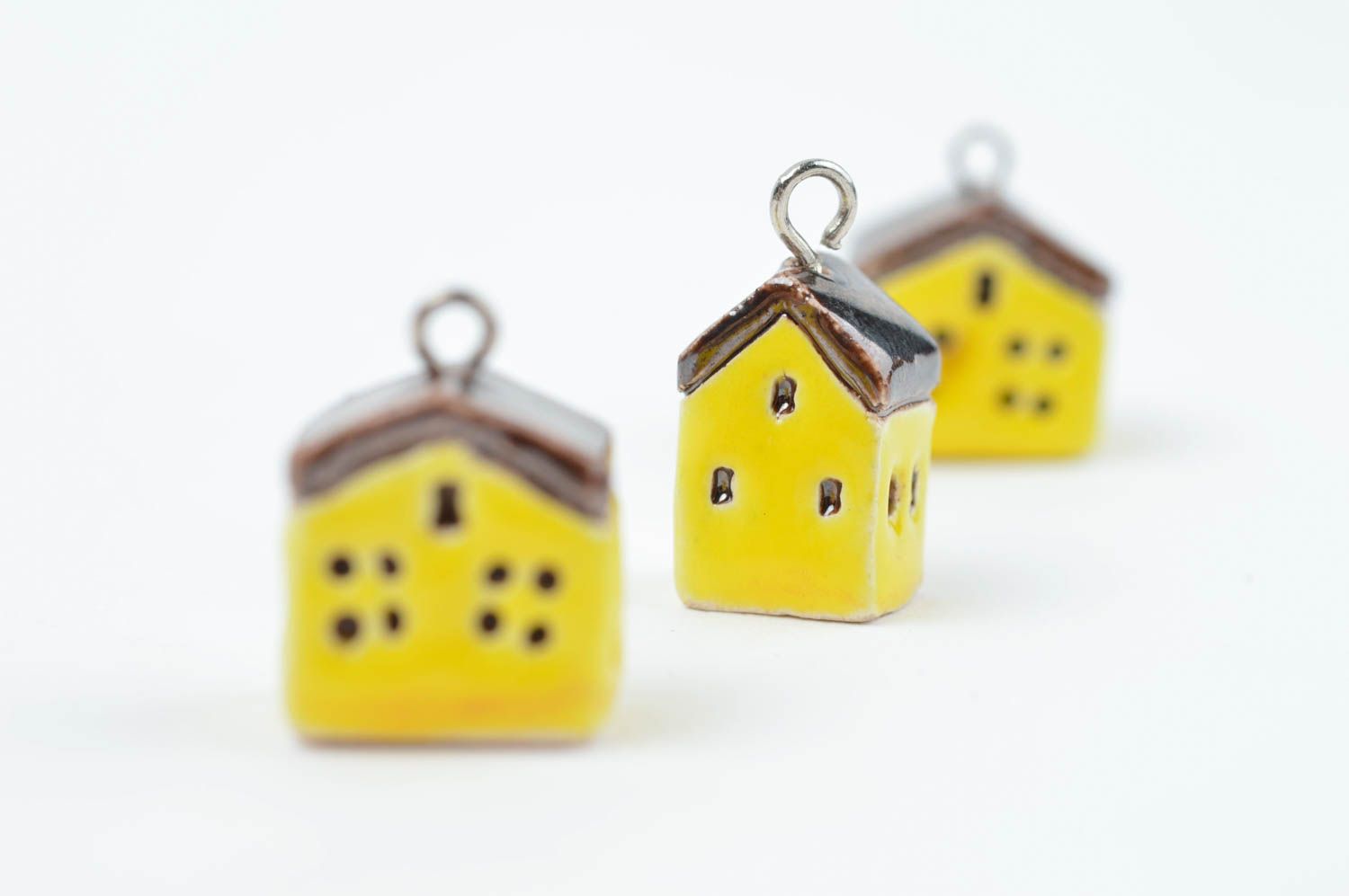Lot de Pendentifs originaux fait main maisons jaunes 3 pièces Bijoux fantaisie photo 4