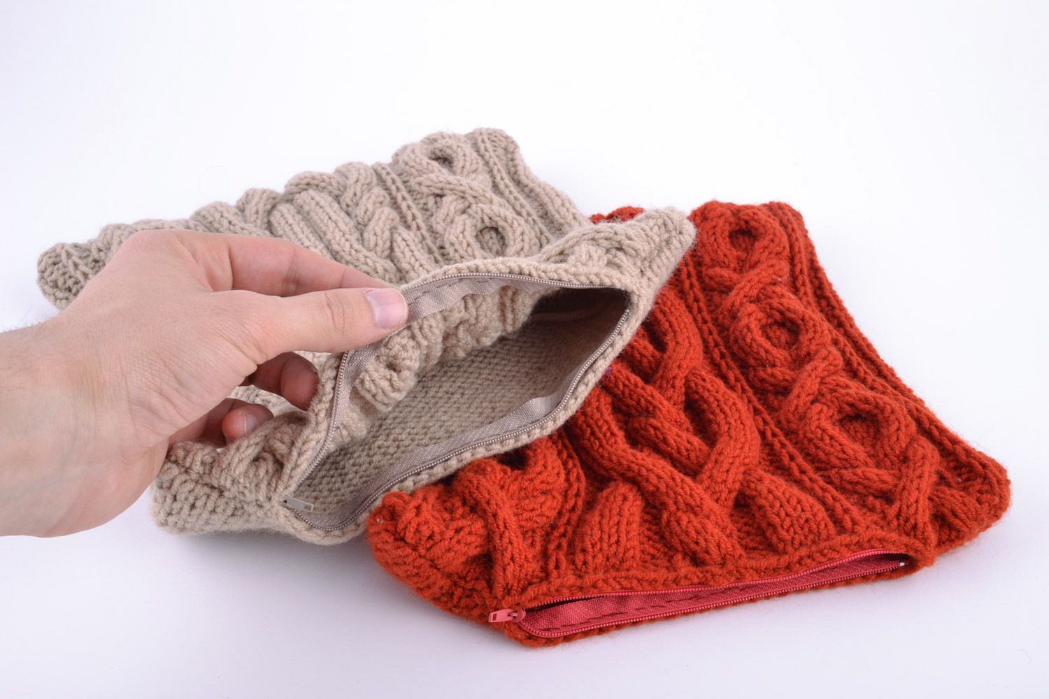 Deux petites housses de coussins tricotées mi-laine rouge et beige faites main photo 3