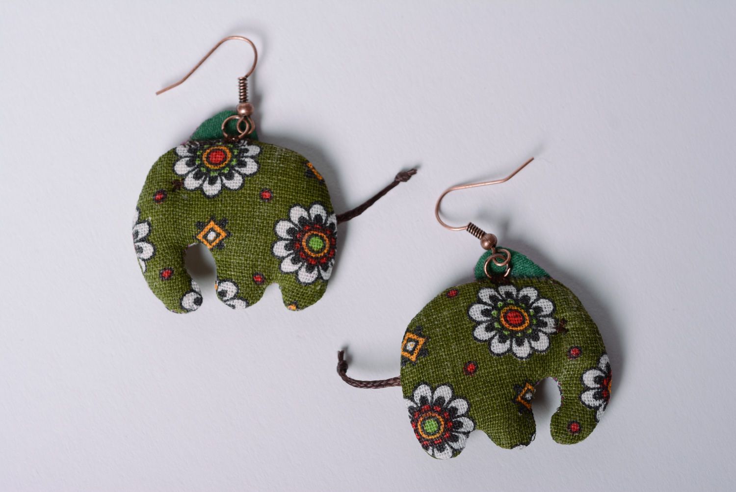 Pendientes originales elefantes de tela con estampado floral artesanales foto 4