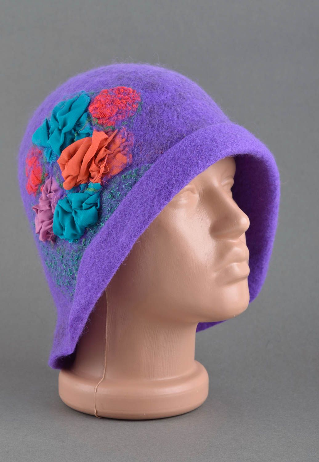 Mützen für Frauen handmade Mütze aus Wolle in Lila modisches Accessoire schön foto 1