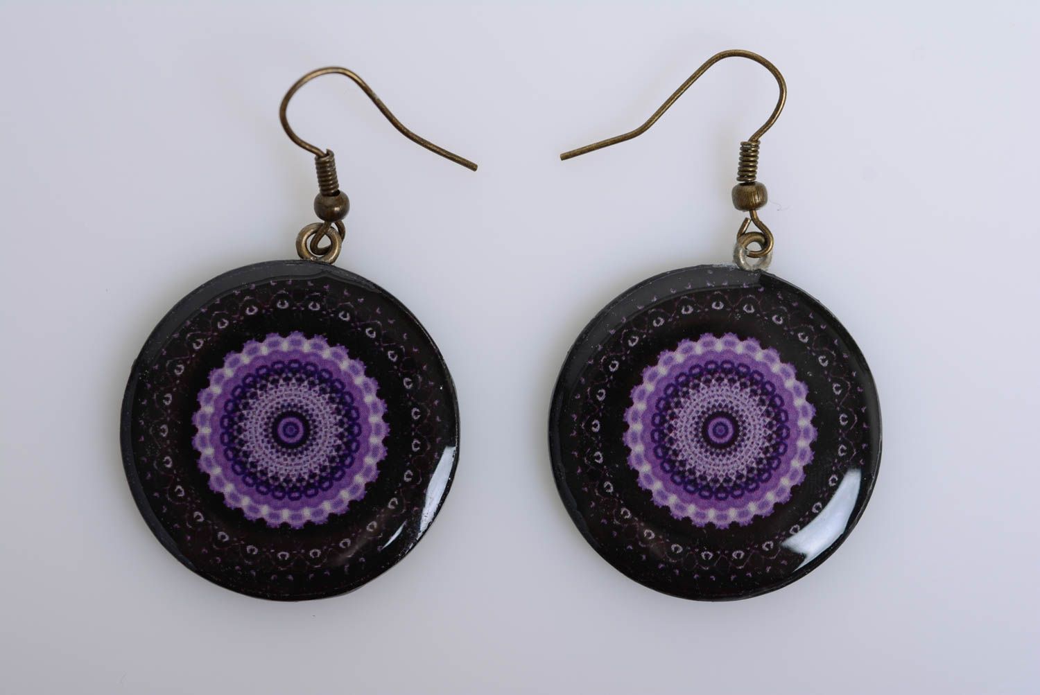 Boucles d'oreilles en pâte polymère rondes noires à motif violet faites main photo 1