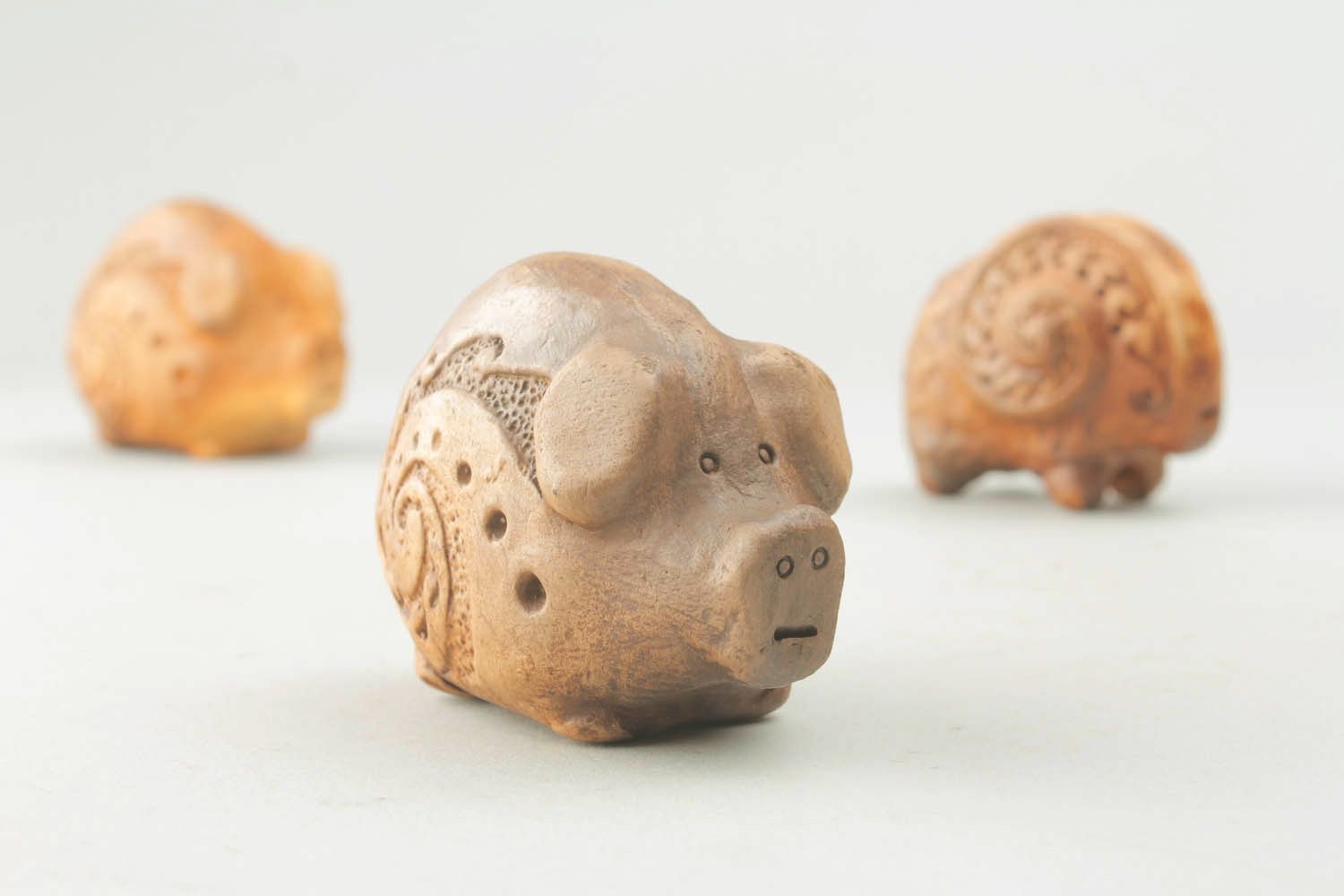 Silbato de cerámica en forma de cerdo foto 1